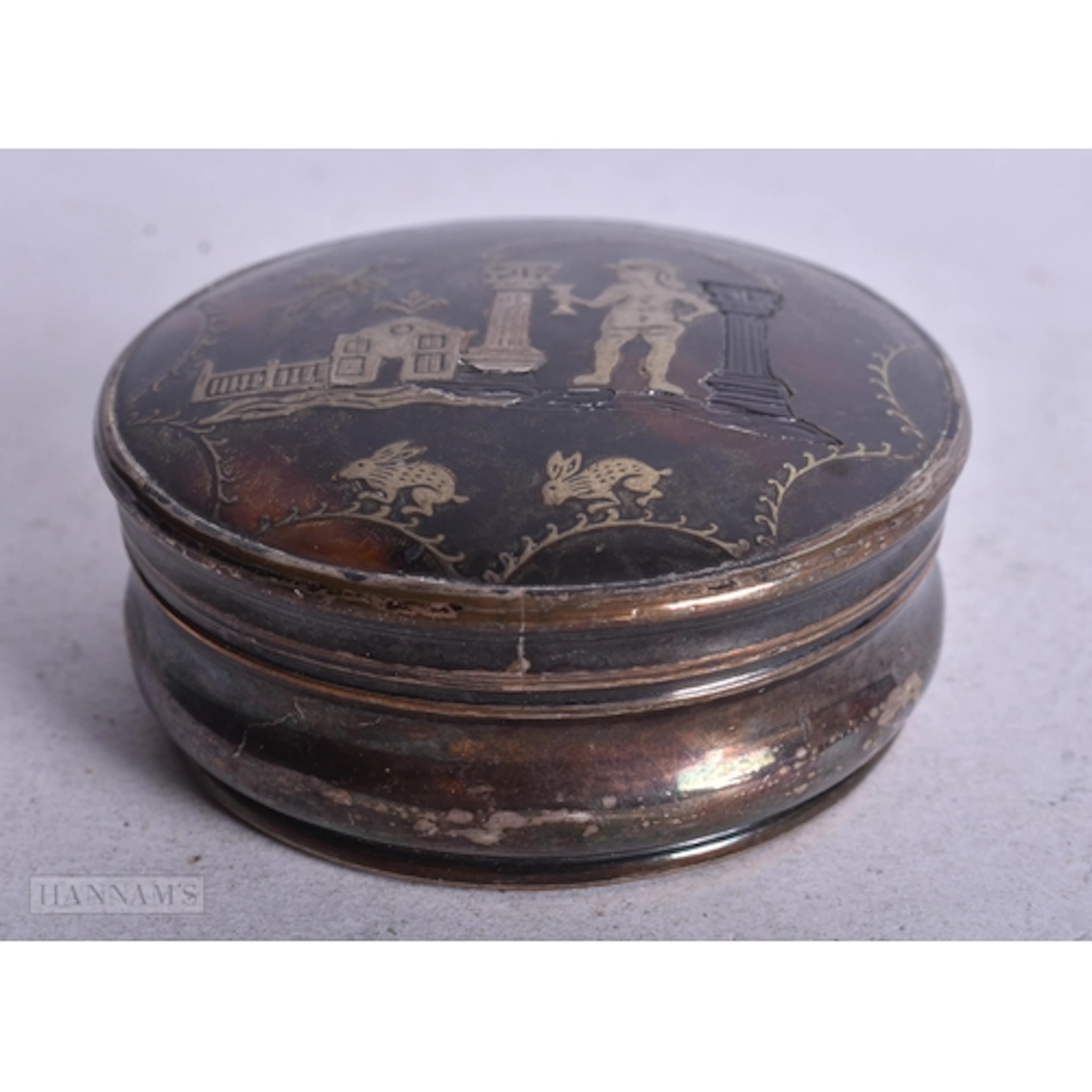 A George III SILVER PIQUE WORK TORTOISESHELL SNUFF BOX. 38 g...