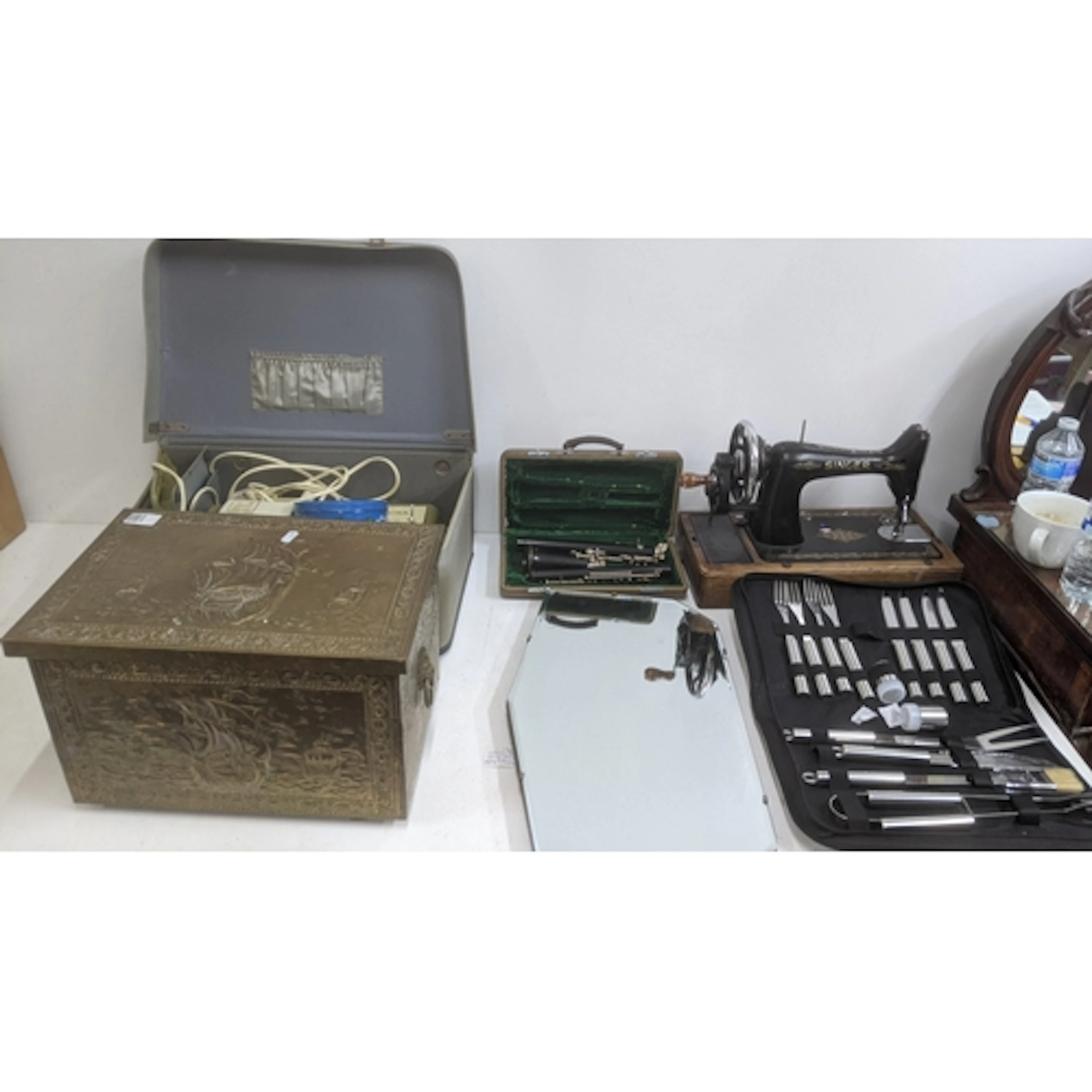 Mixed homeware to include a vintage Singer sewing machine, a...