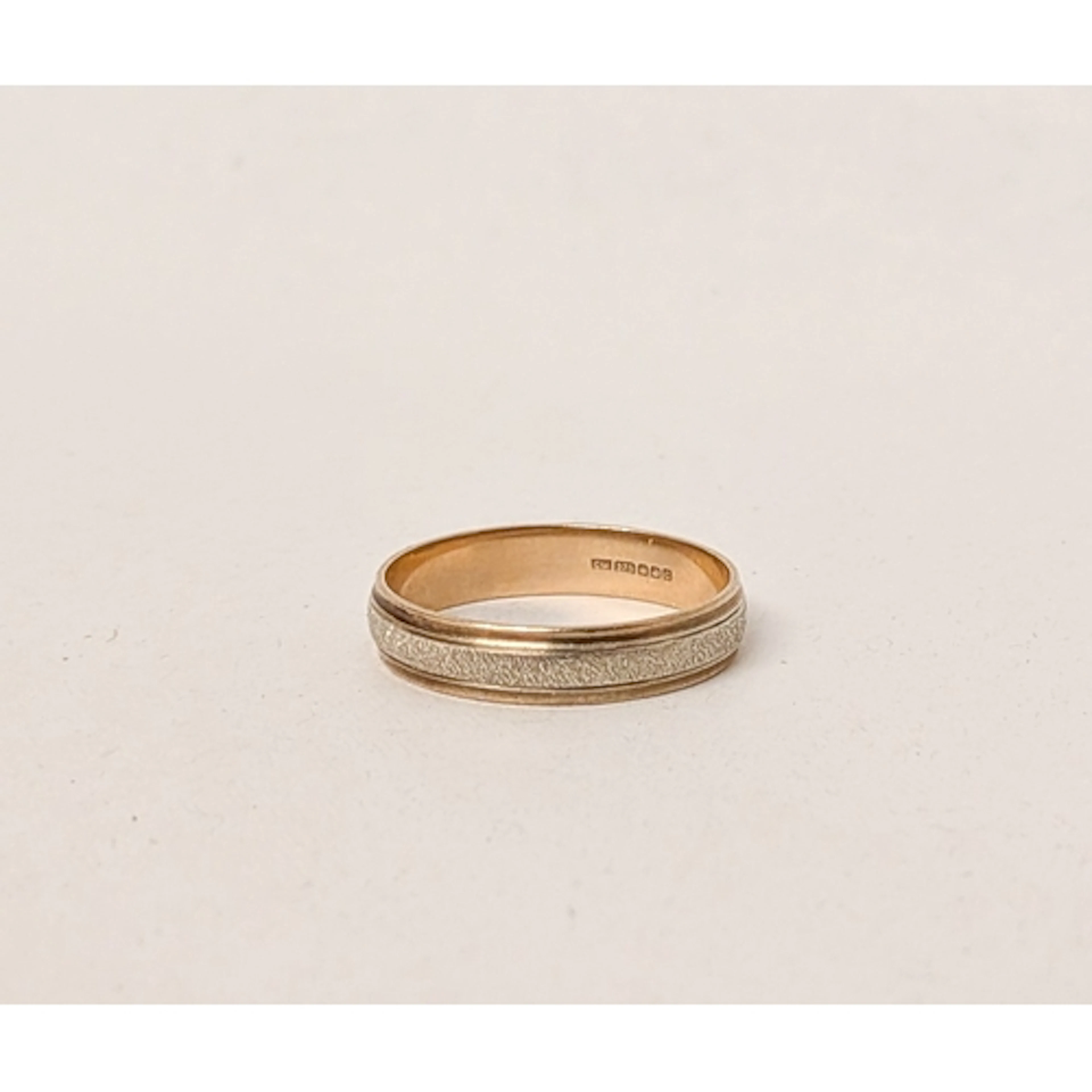 A hallmarked 9ct bi-colour gold wedding band. Ring size X, 3...