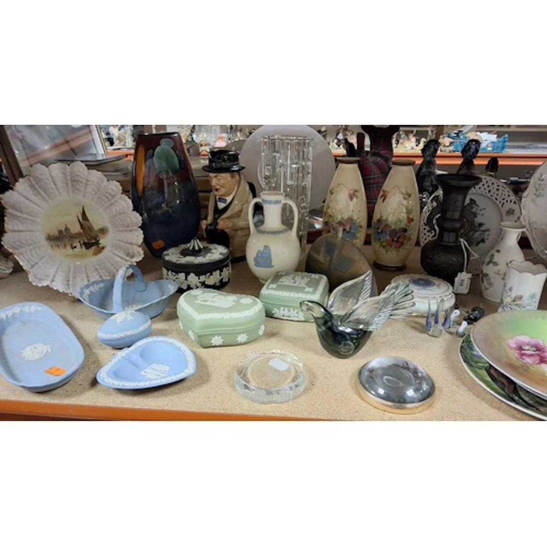 A GROUP OF CERAMICS, GLASS AND METALWARE, to include a bronz...