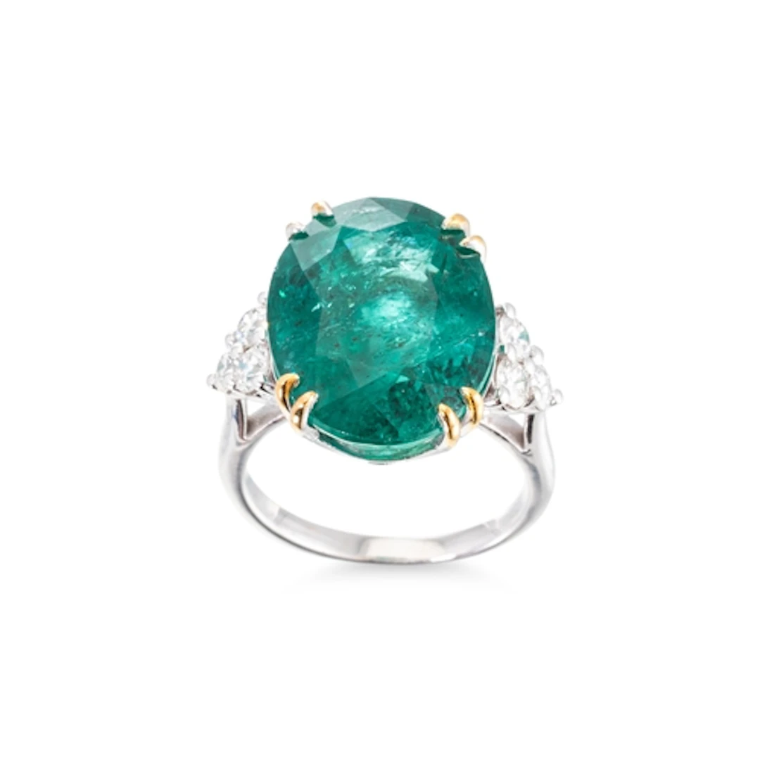 AN EMERALD AND DIAMOND RING, mounted in 18ct white gold. Tog...