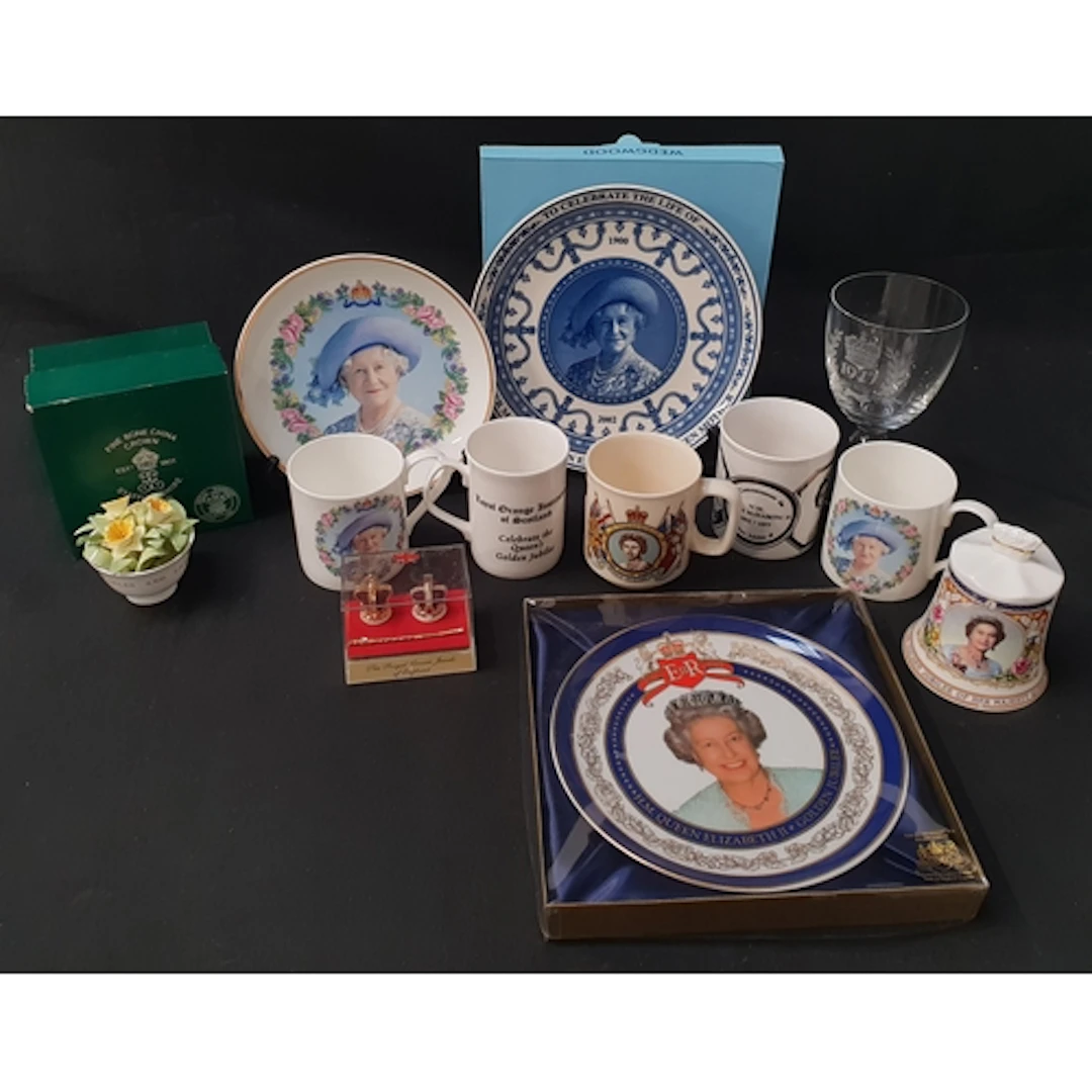 SELECTION OF COMMEMORATIVE WARE including a boxed Wedgwood '...