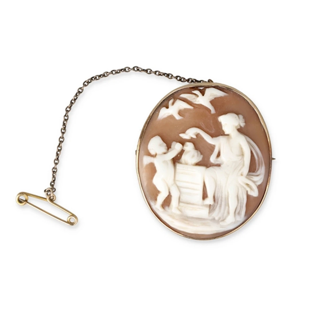 A 9CT GOLD CAMEO BROOCH Weight: 6.7gms
