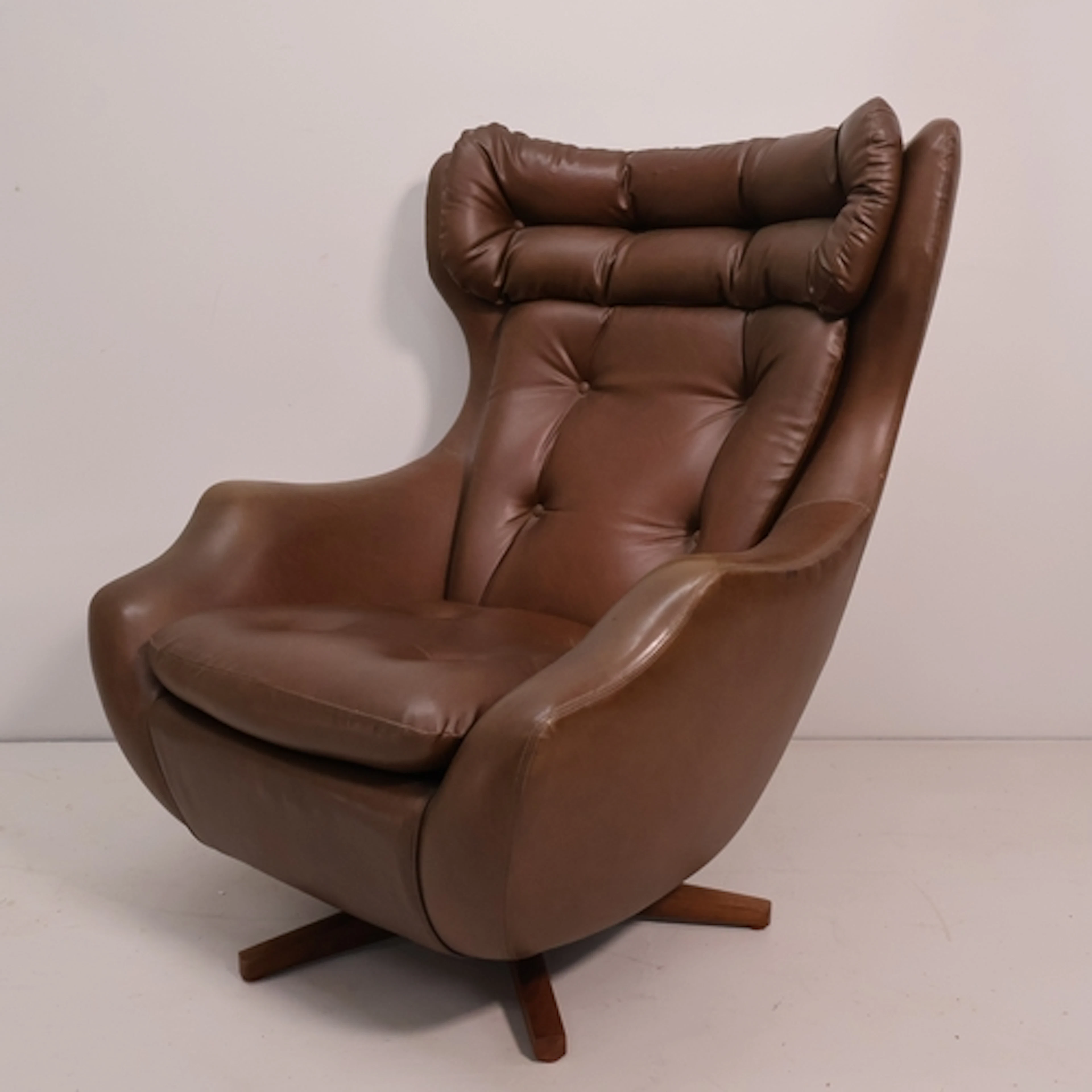 A Mid Century 'Statesman' swivel lounge chair by Parker Knol...