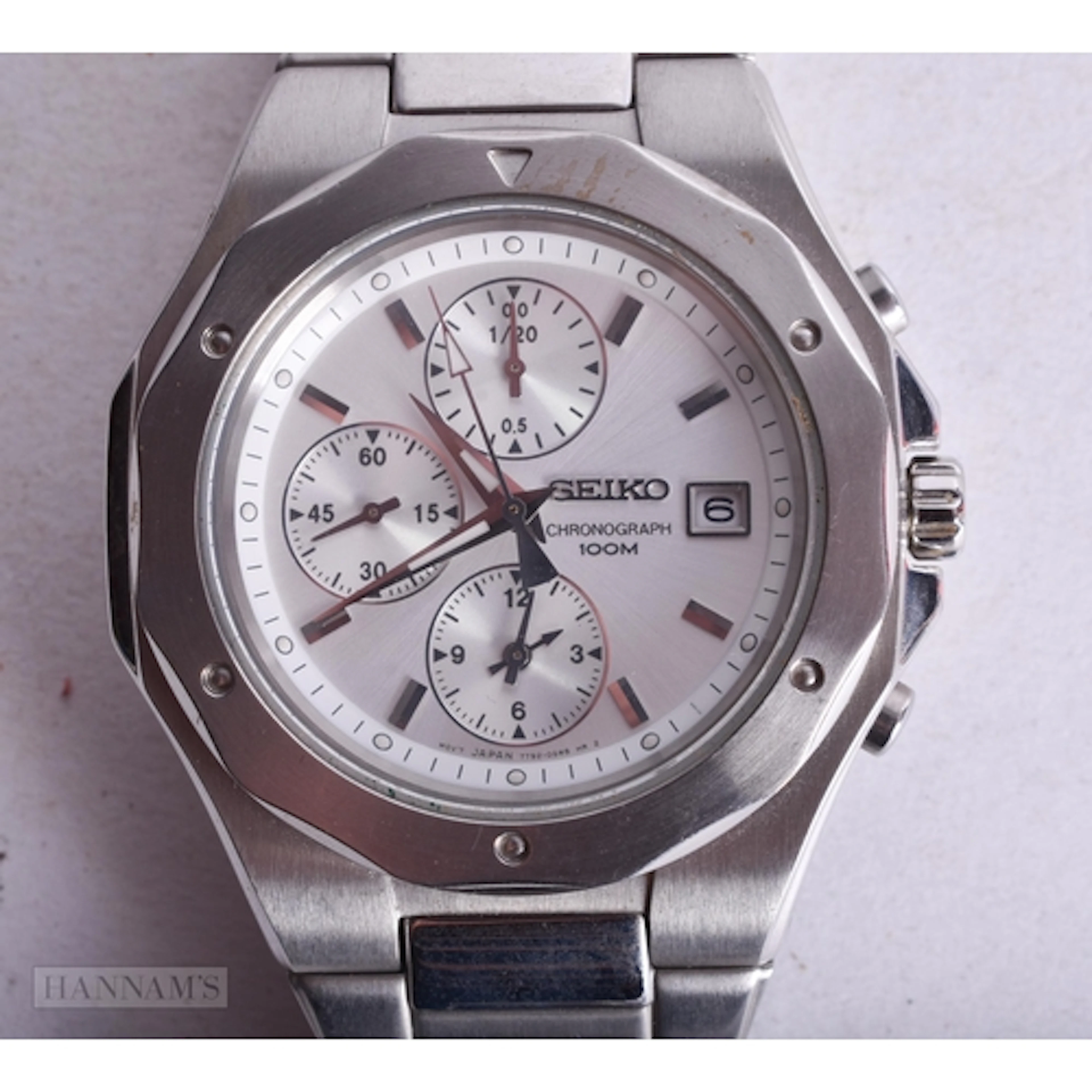 A SEIKO WRIST WATCH. Running. 3.5 cm wide.