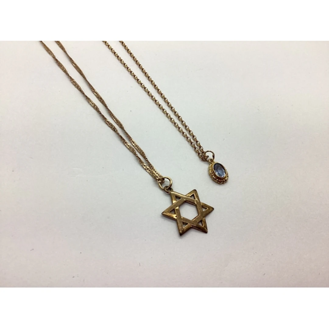 A Modern 9ct Gold Collet Set Pendant, on 9ct gold belcher li...