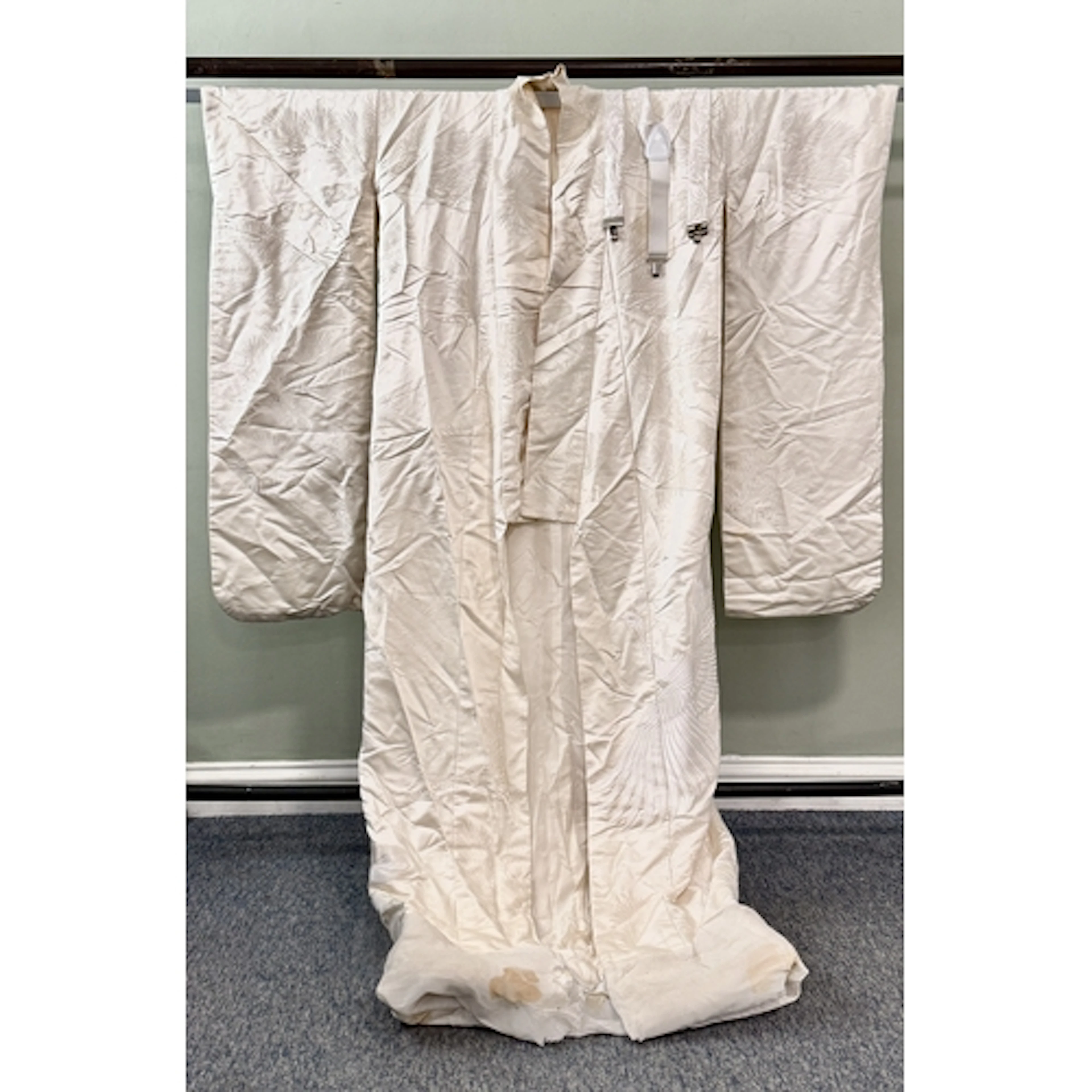 A Japanese cream silk kimono - twentieth century, with machi...