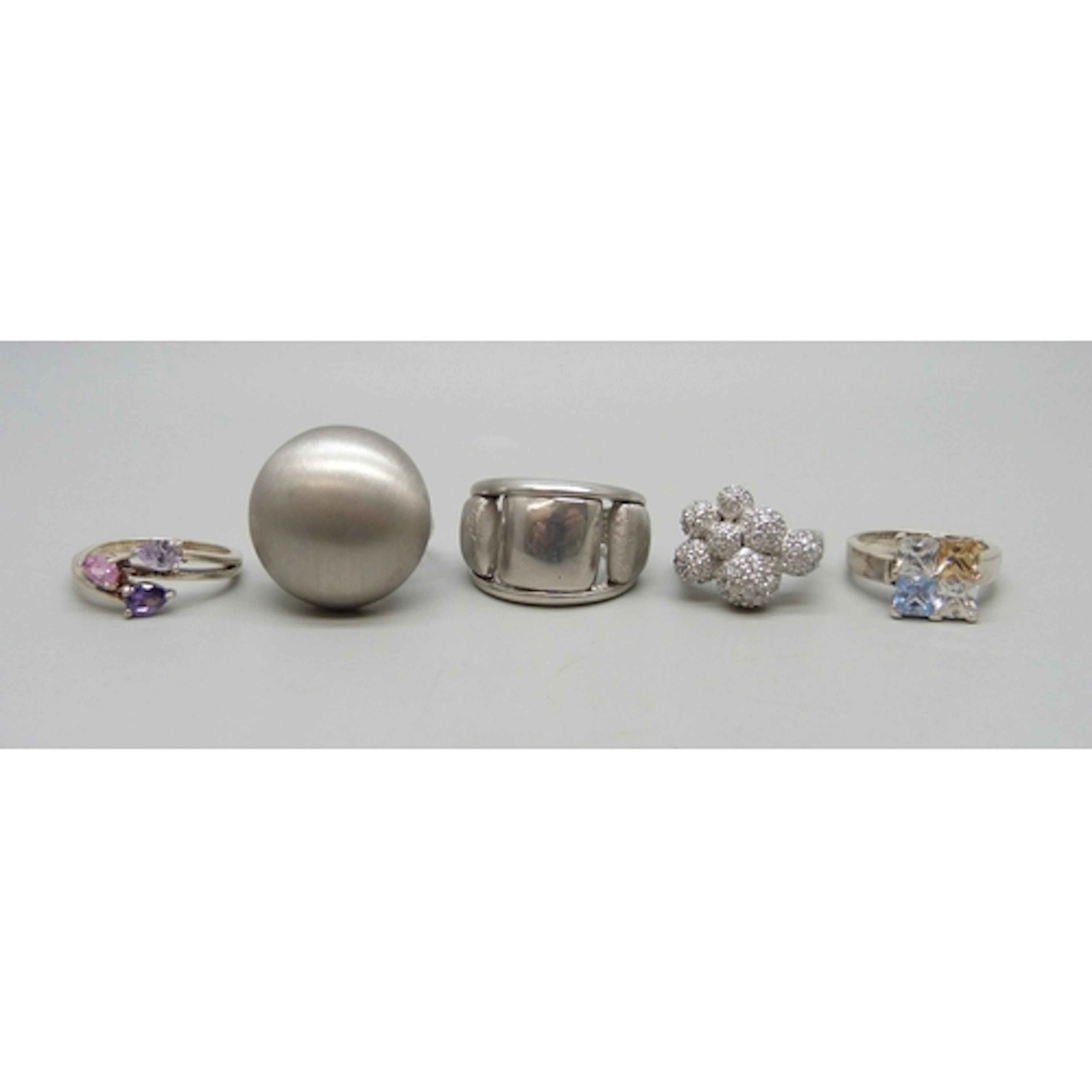 Five silver and white metal rings including two heavy Modern...