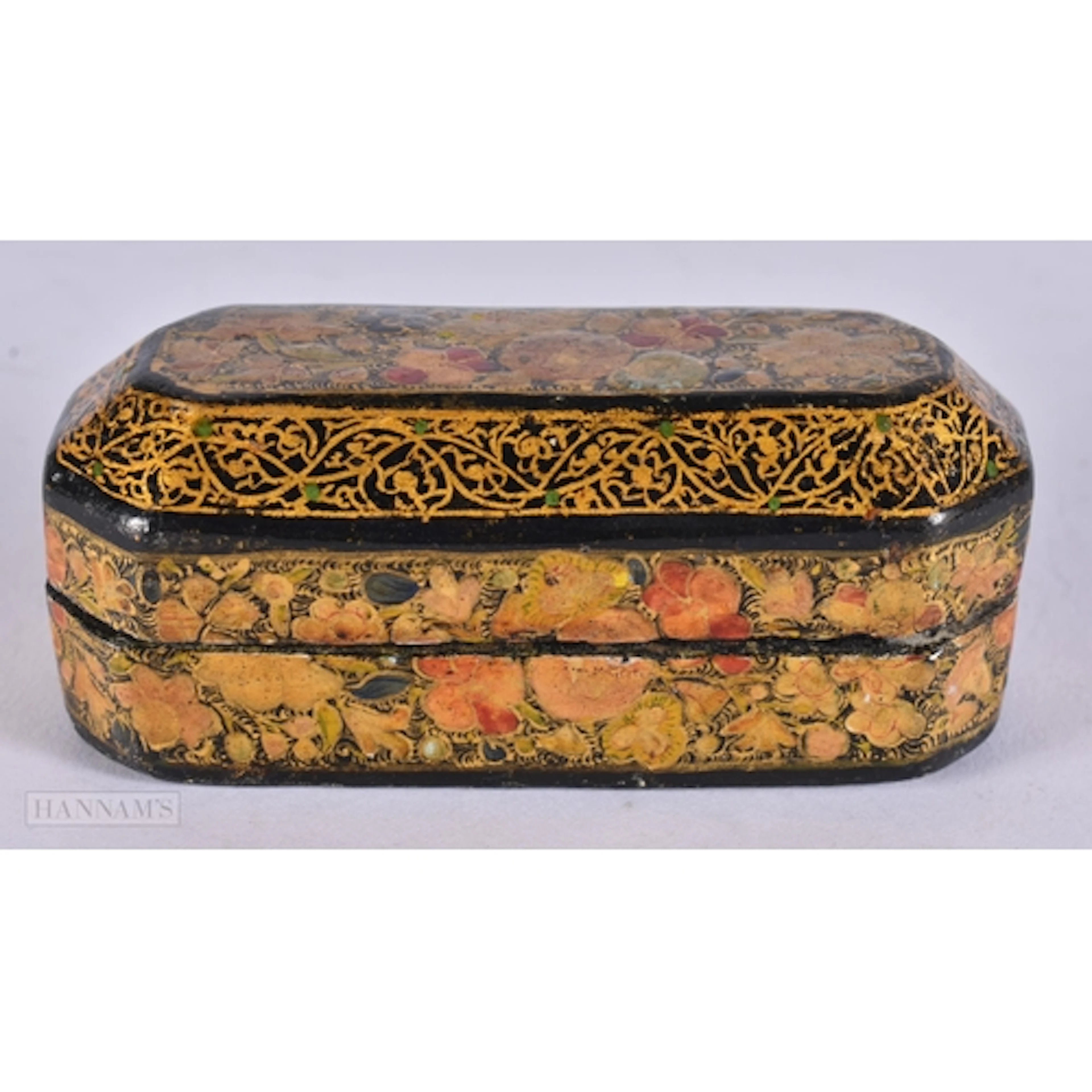 AN ANTIQUE PAPIER MACHE QAJAR SNUFF BOX. 8 cm wide.