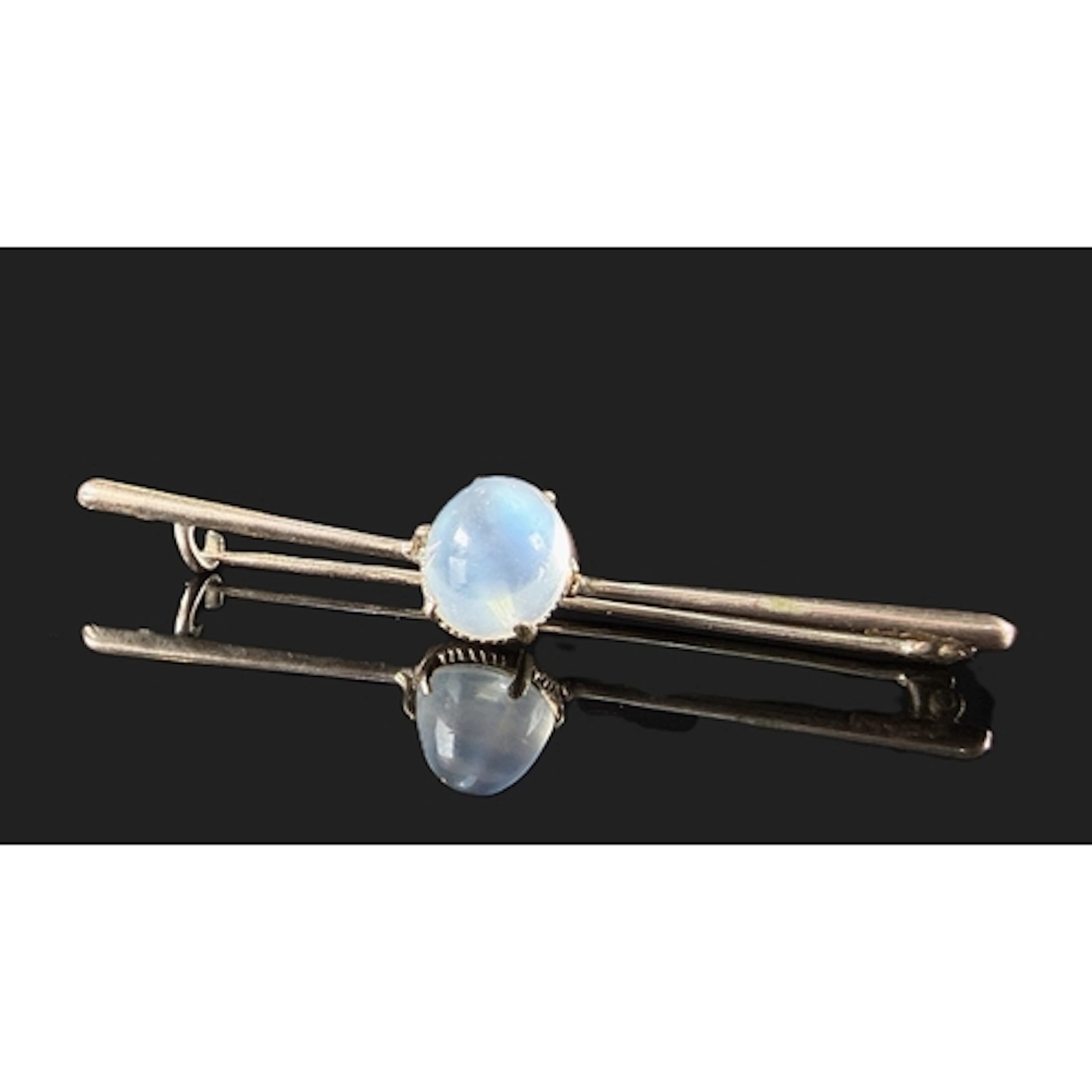 A yellow metal brooch set with moon stone cobachon 3.7g