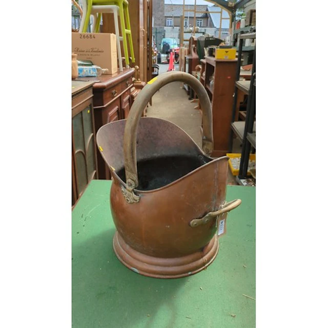 Copper coal scuttle of bulbous form with a rolled rim and in...