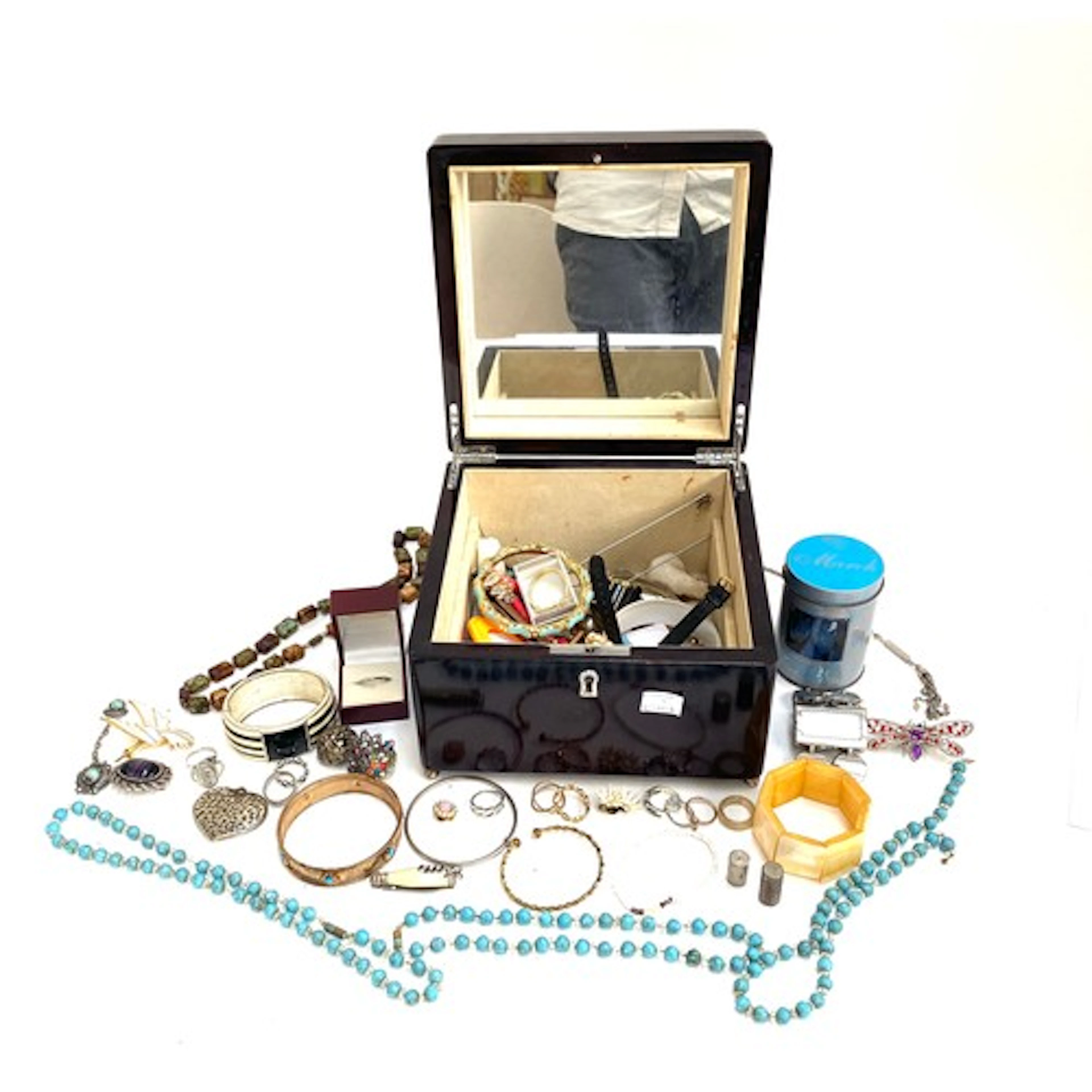 A box of costume jewellery to include turquoise glass bead n...
