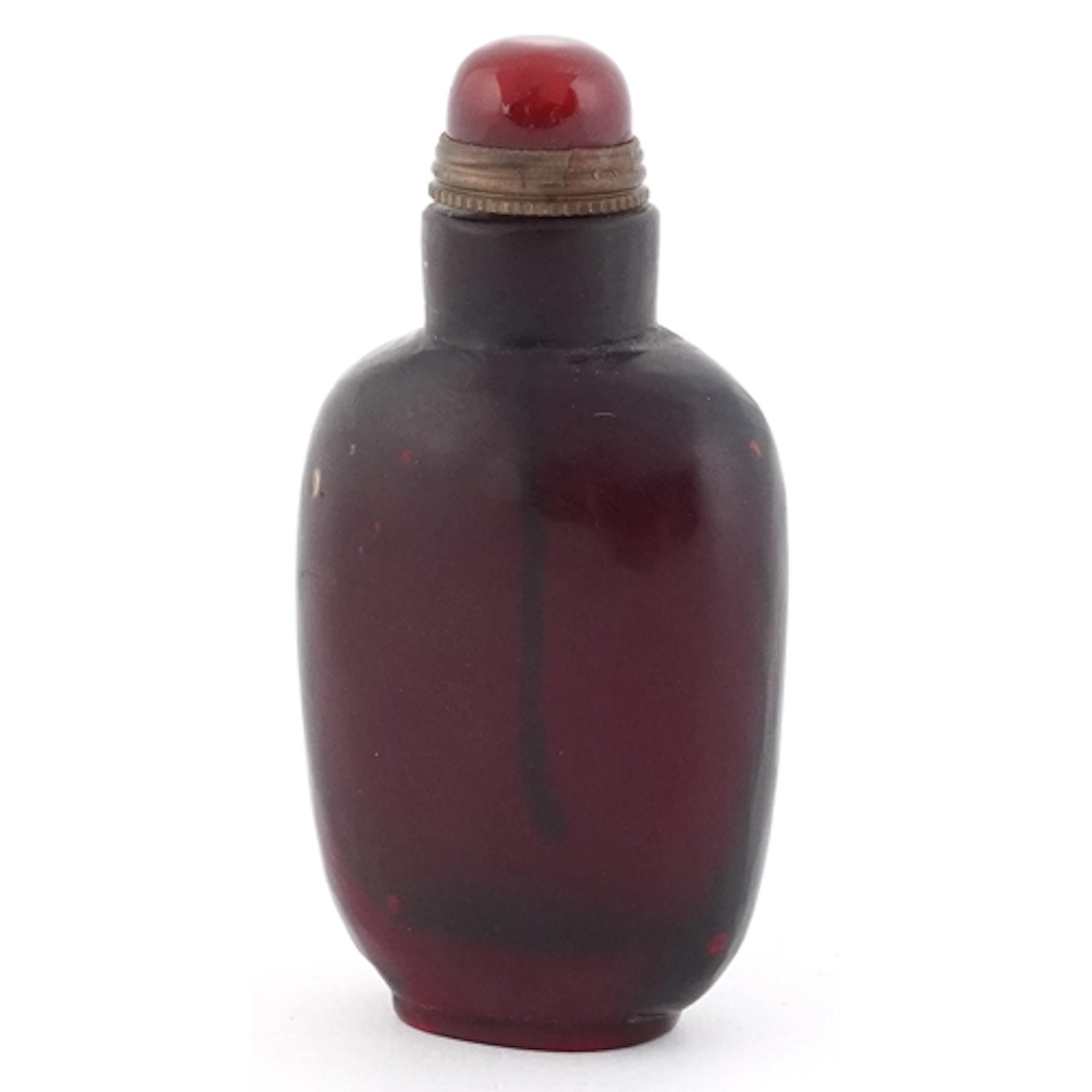 Chinese cherry amber coloured snuff bottle, 8cm high.