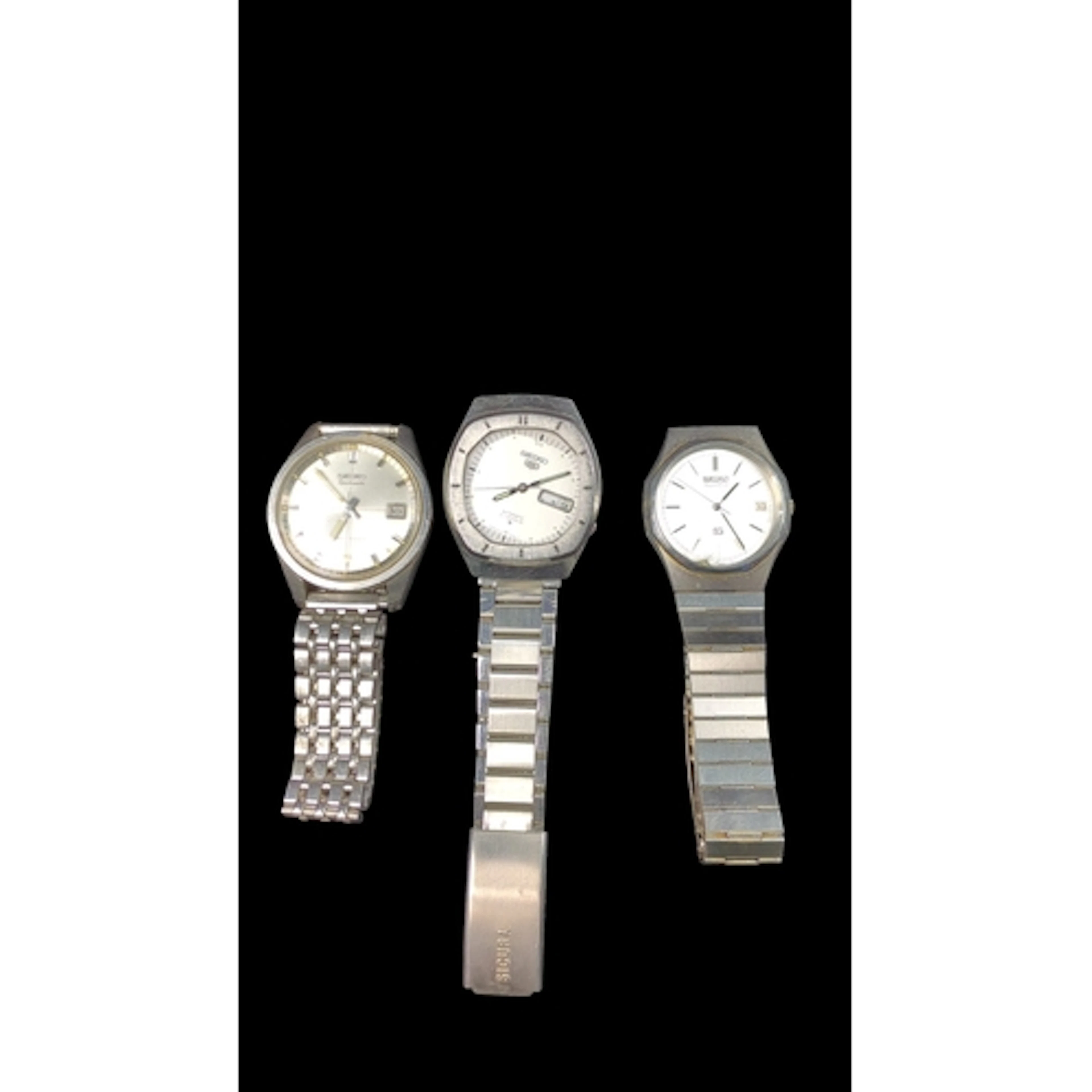 Three Seiko wristwatches: a Sportsmatic automatic with date ...