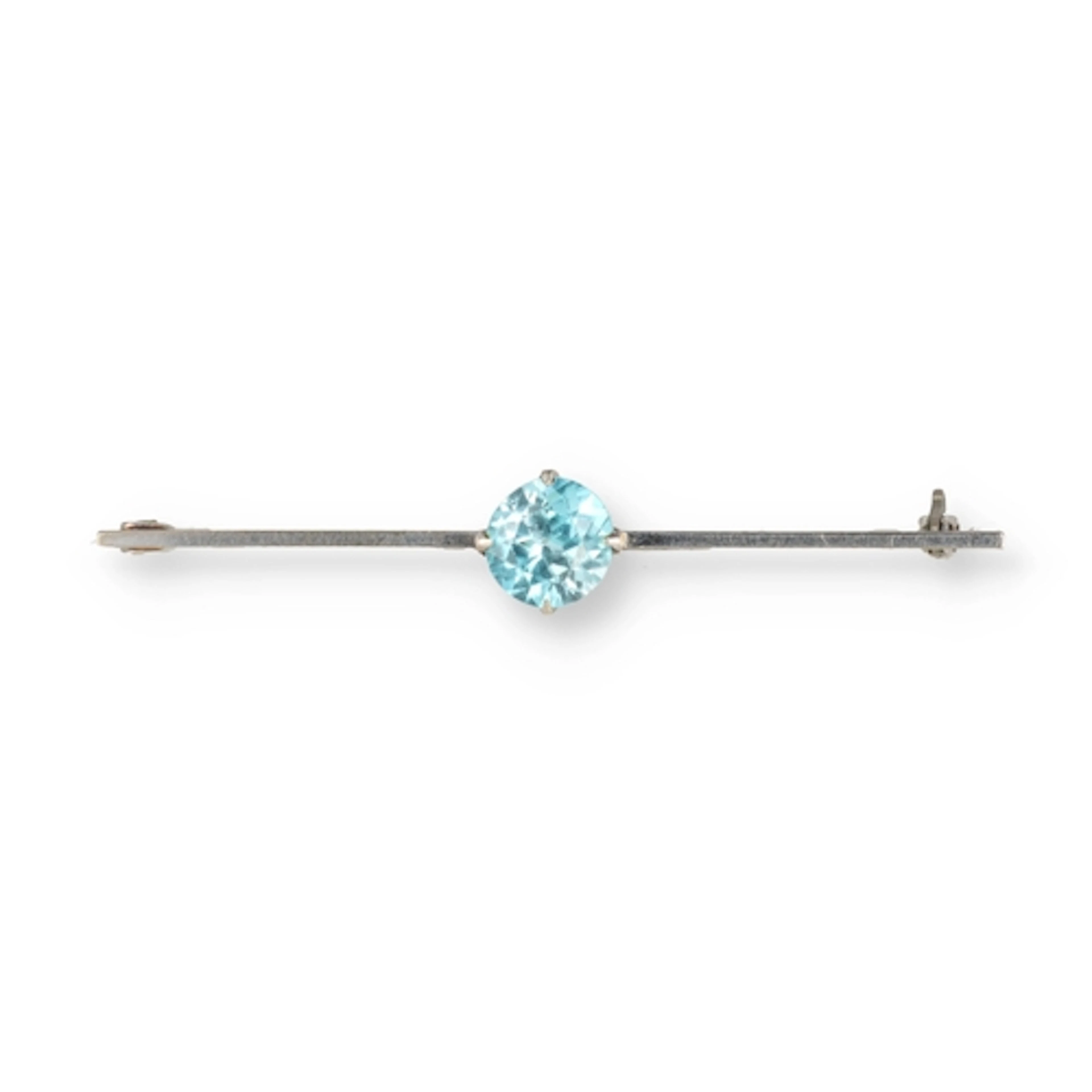 A 9 CARAT WHITE GOLD BAR BROOCH SET WITH A BLUE STONE Weight...
