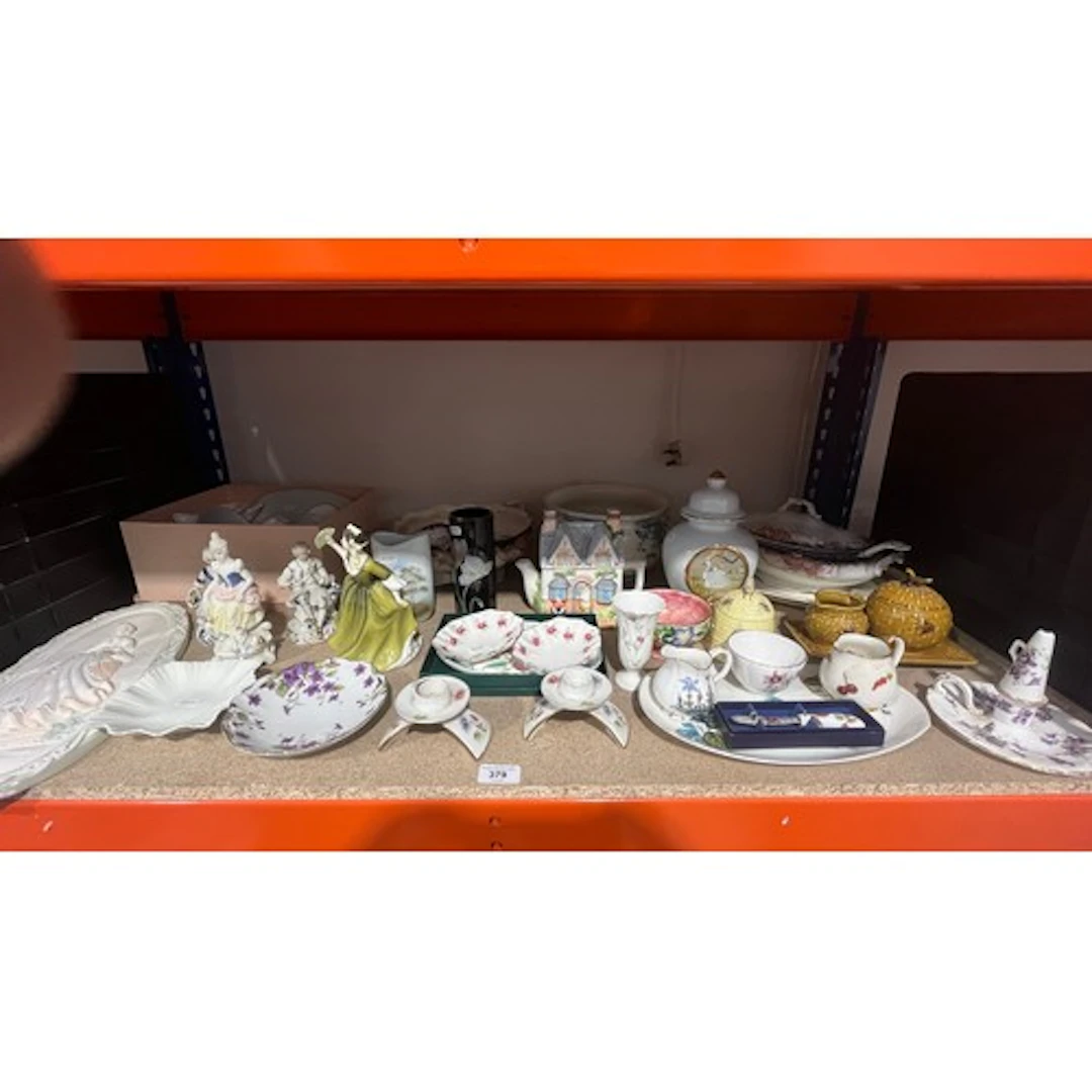 Shelf containing decorative ceramics to include Royal Doulto...