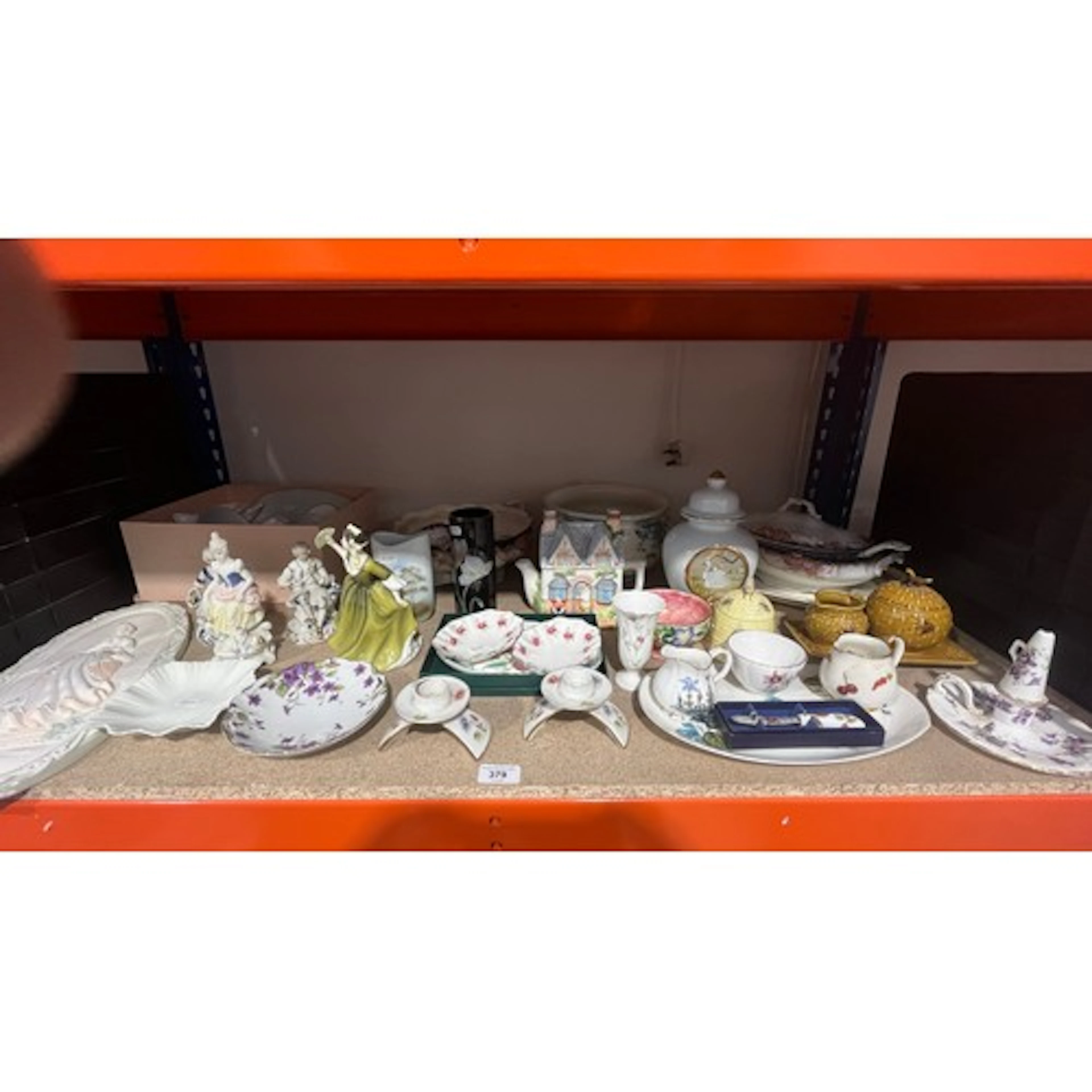 Shelf containing decorative ceramics to include Royal Doulto...