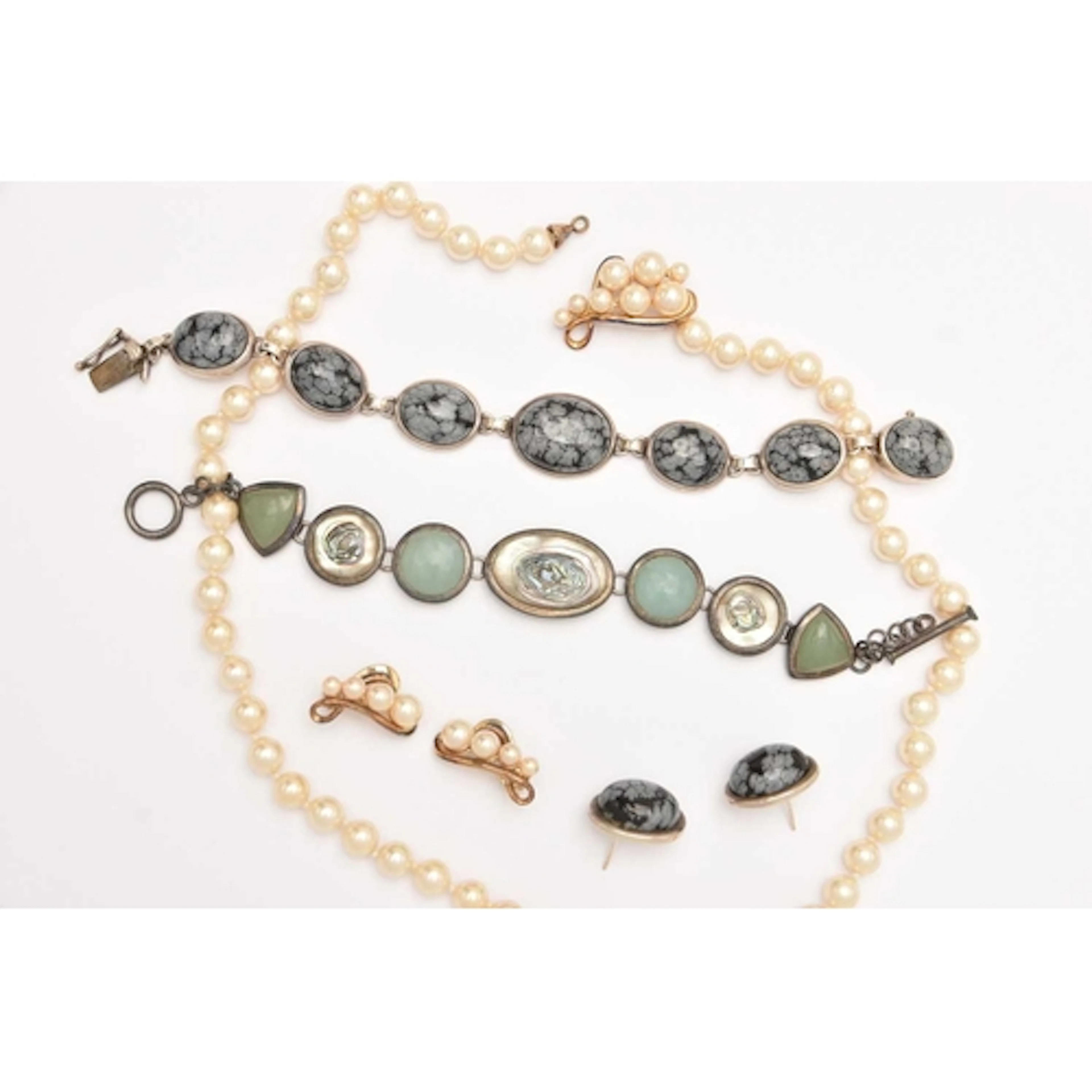 AN ASSORTMENT OF JEWELLERY, to include a white metal snowfla...