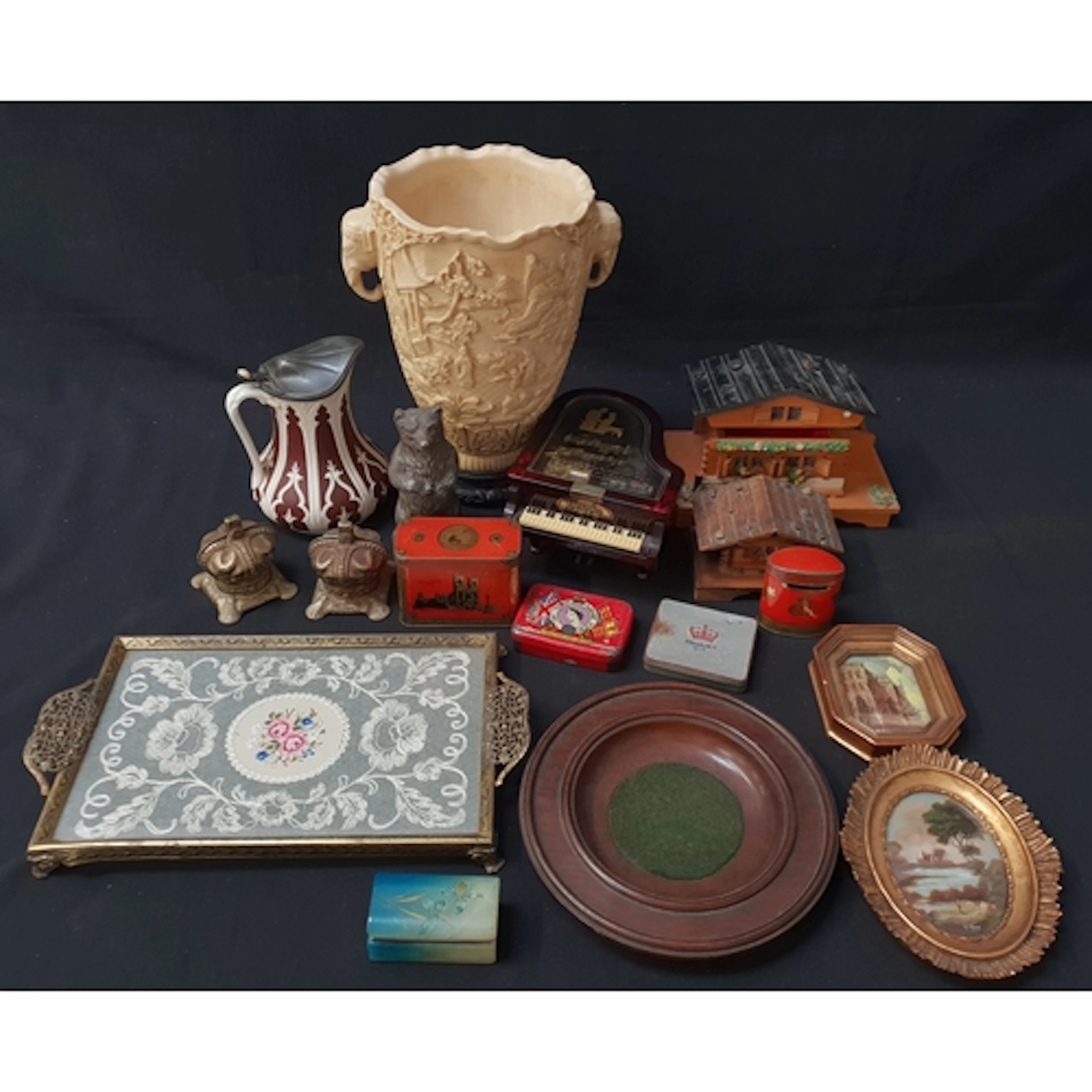 SELECTION OF GENERAL COLLECTABLES including a vintage Chines...