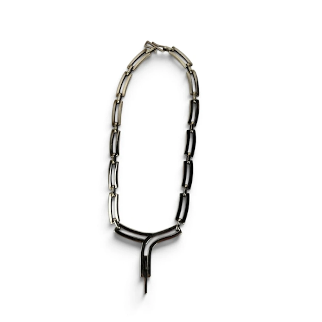 A SILVER MODERNIST NECKLACE Weight: 68gms