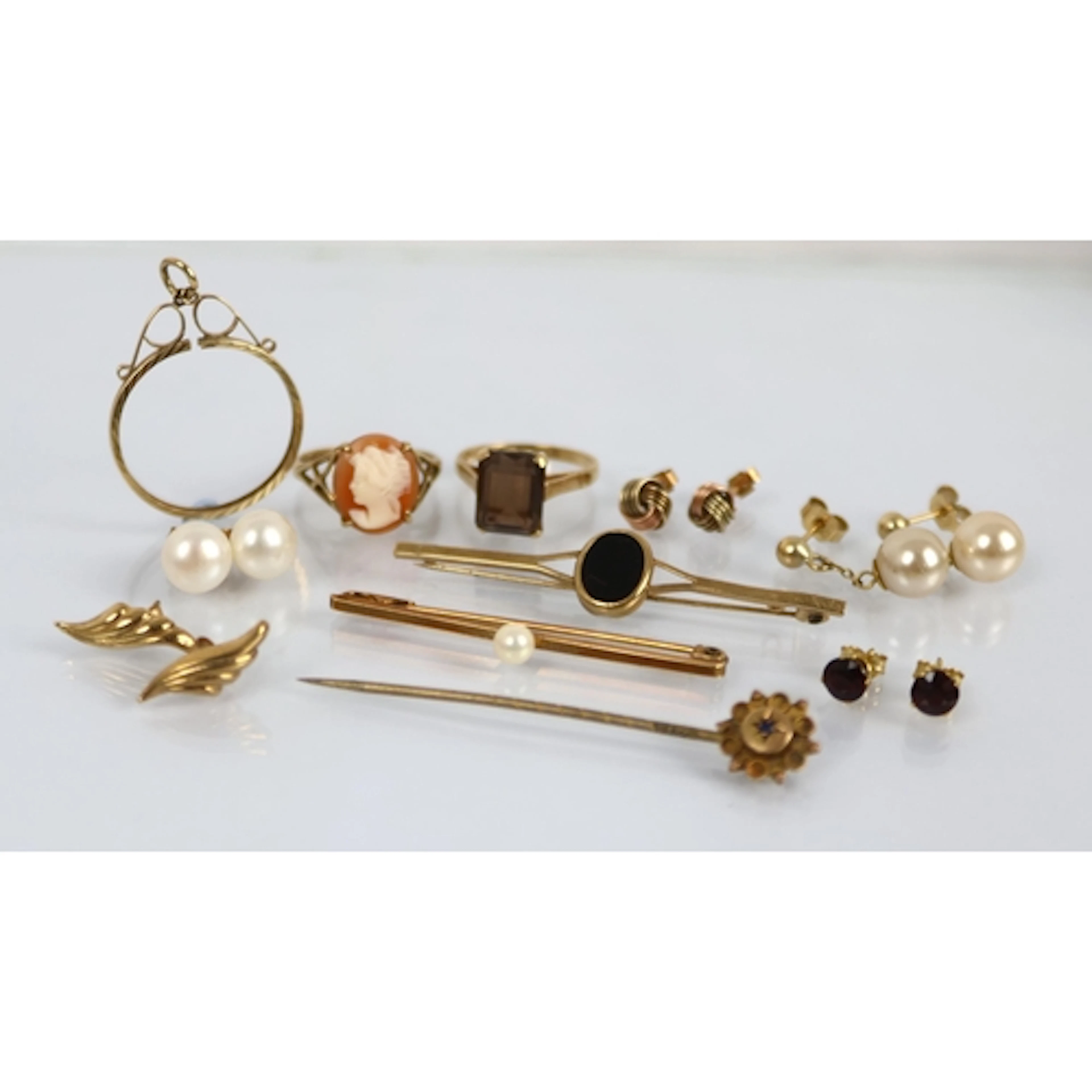 A selection of jewellery to include a 9ct gold pearl set bar...