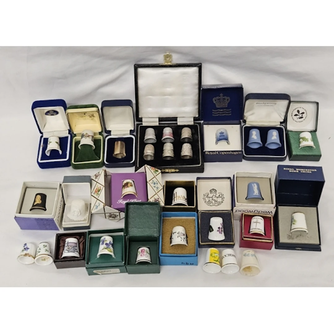 Thimbles incl. Royal Albert, Wedgwood, Royal Worcester, Roya...