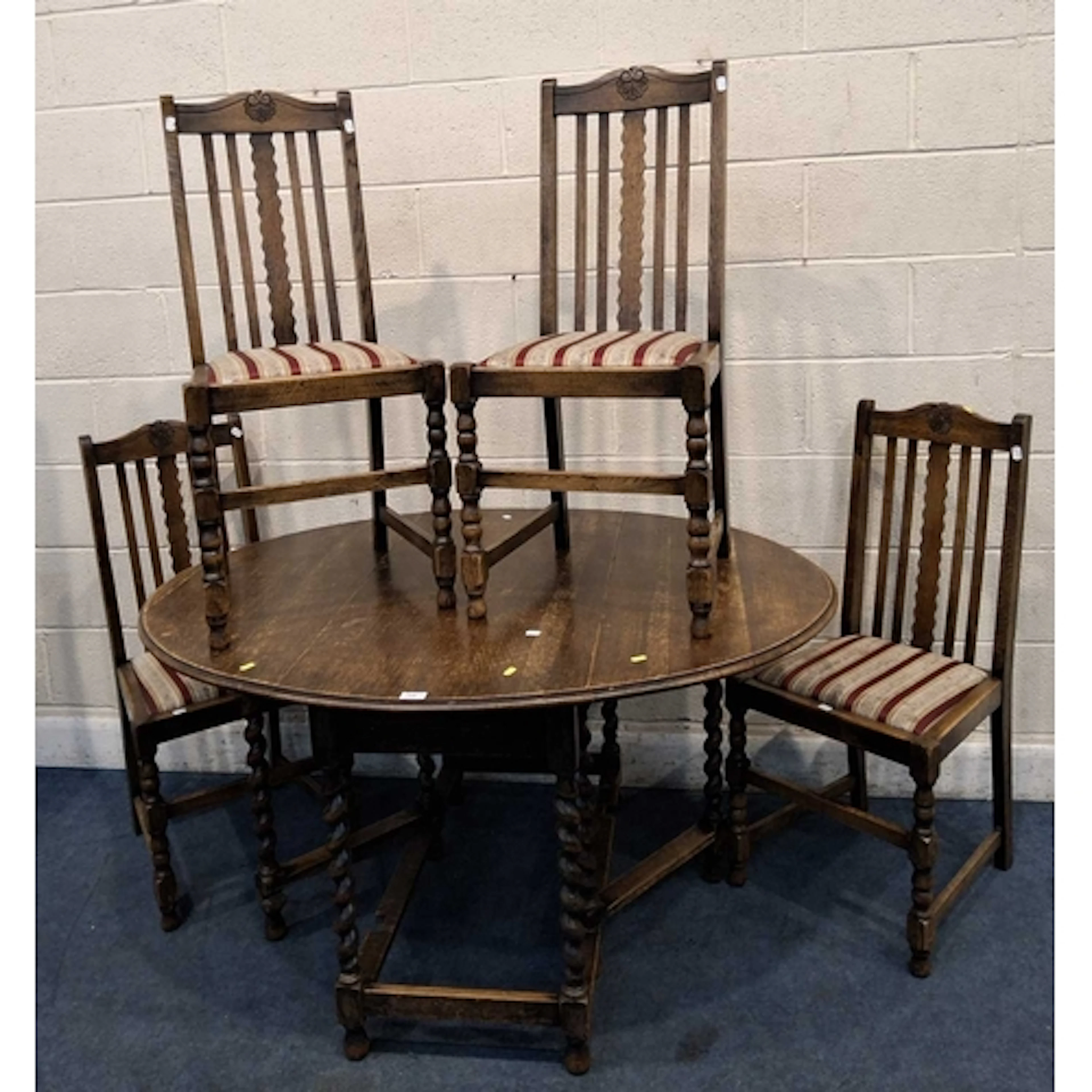 AN EARLY 20TH CENTURY OAK OVAL GATE LEG TABLE, raised on bar...