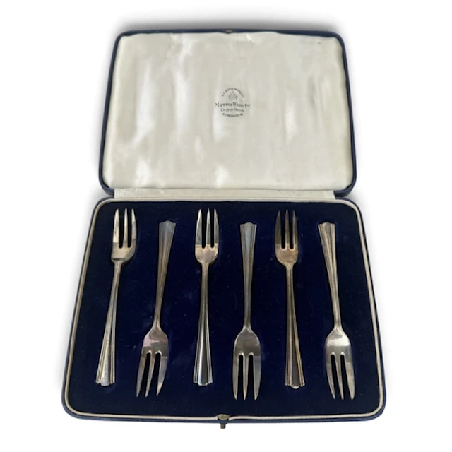 A CASED SET OF SIX SILVER PASTRY FORKS 97gms ...