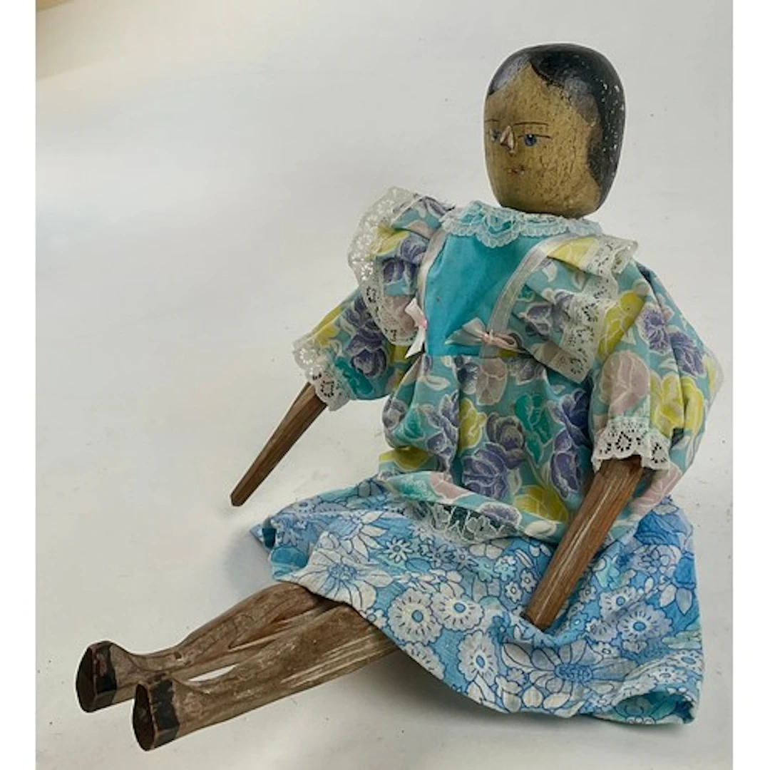 A 19th century Grodnertal jointed peg doll, carved pine, pai...