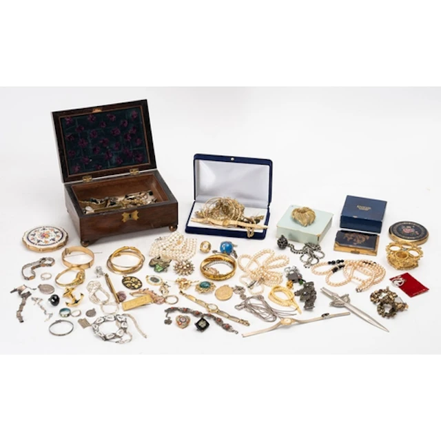 A collection of mixed costume jewellery. to include approxim...