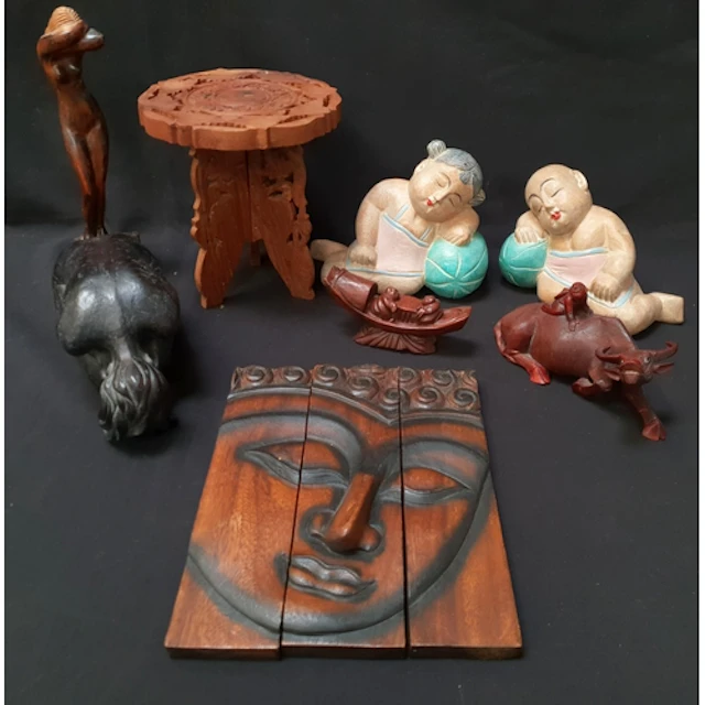 SELECTION OF CARVED WOOD COLLECTABLES including a Chinese s...
