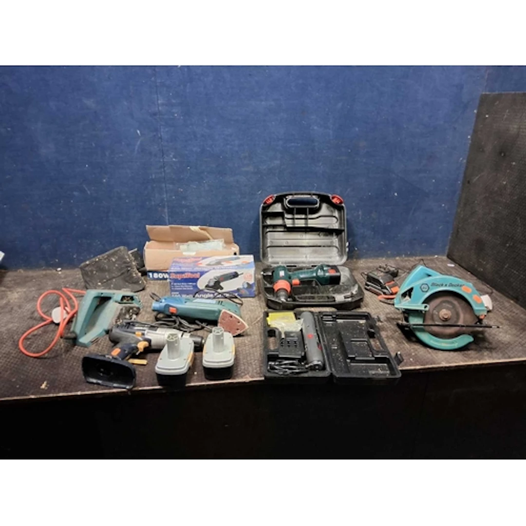 A COLLECTION OF POWER TOOLS including a Draper detail sander...