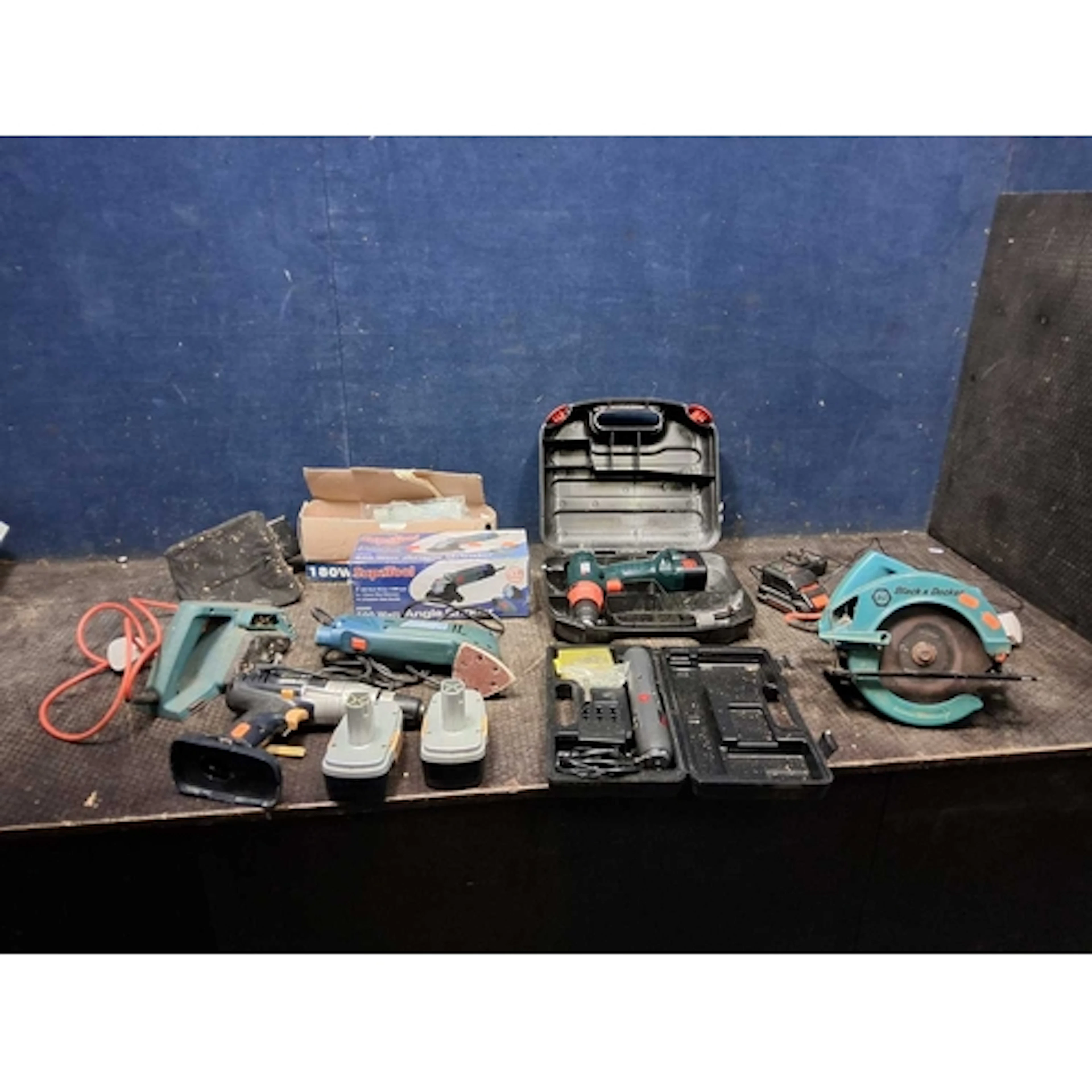 A COLLECTION OF POWER TOOLS including a Draper detail sander...