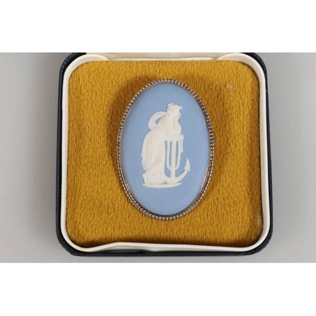 Wedgwood Jasperware oval brooch held in original box.