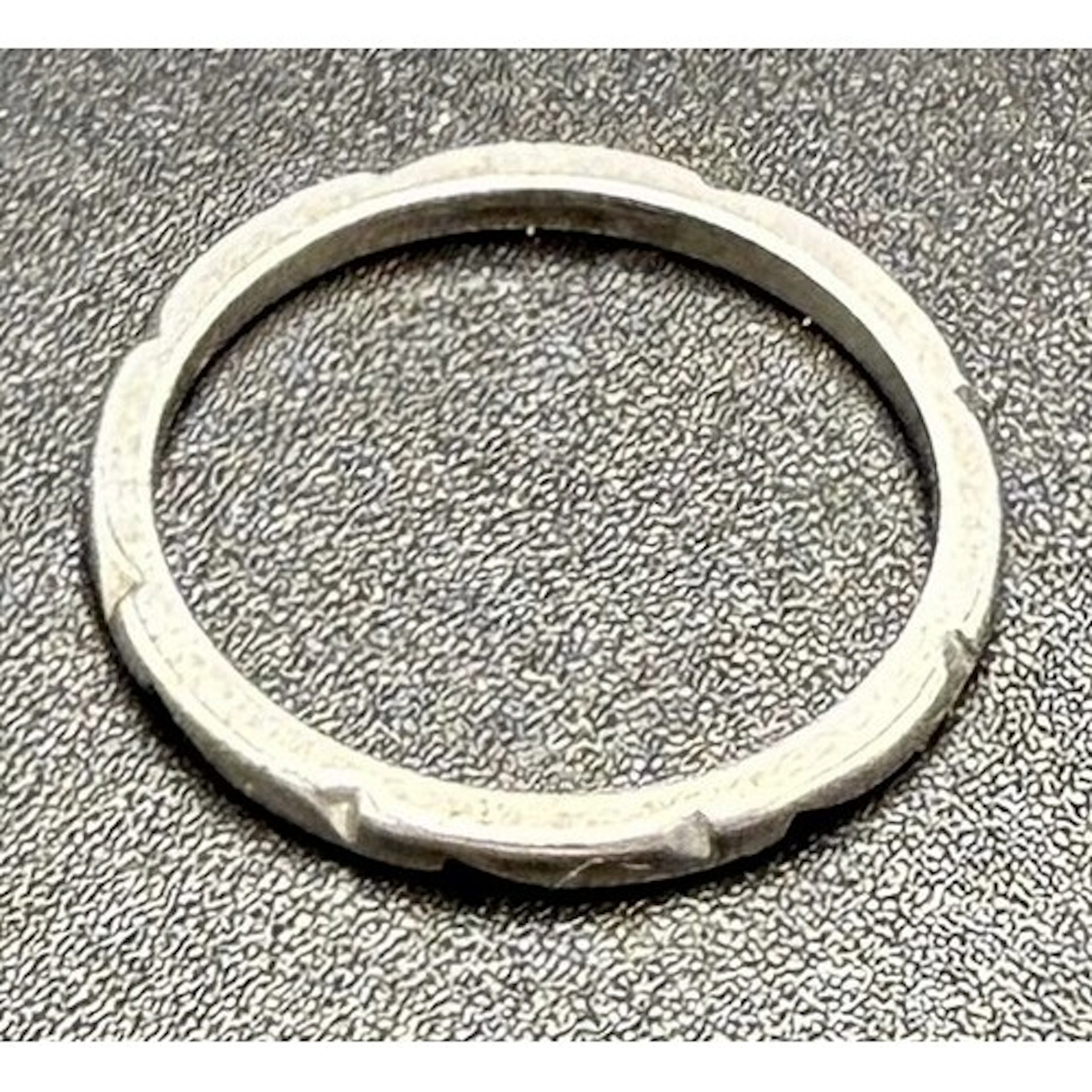 Platinum wedding band. Size I/J. Weight 2.1gm.