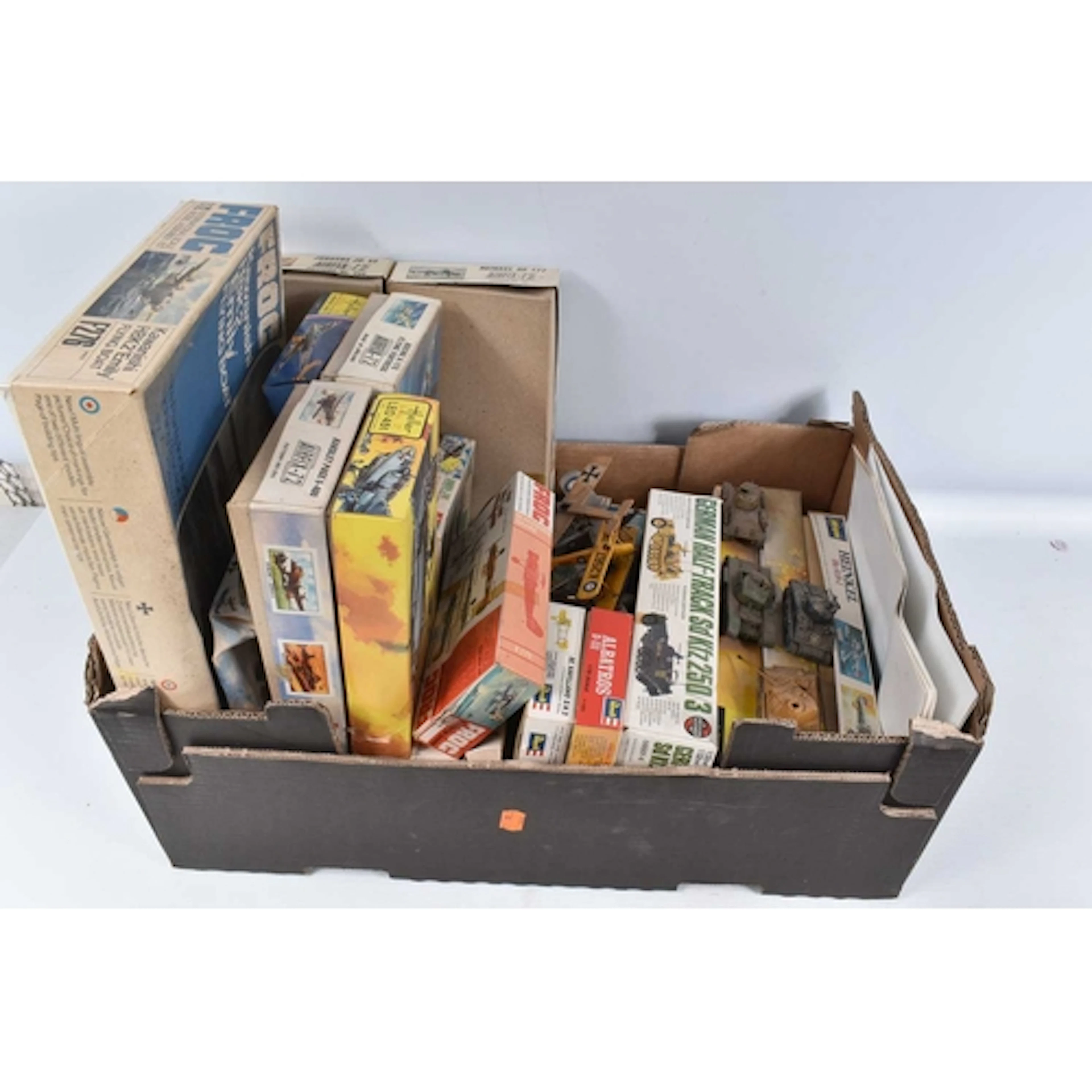 A COLLECTION OF 1:72 SCALE MILITARY MODEL ASSEMBLY KITS, to...