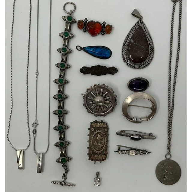 Jewellery - a silver metal and green stone cabochon articula...