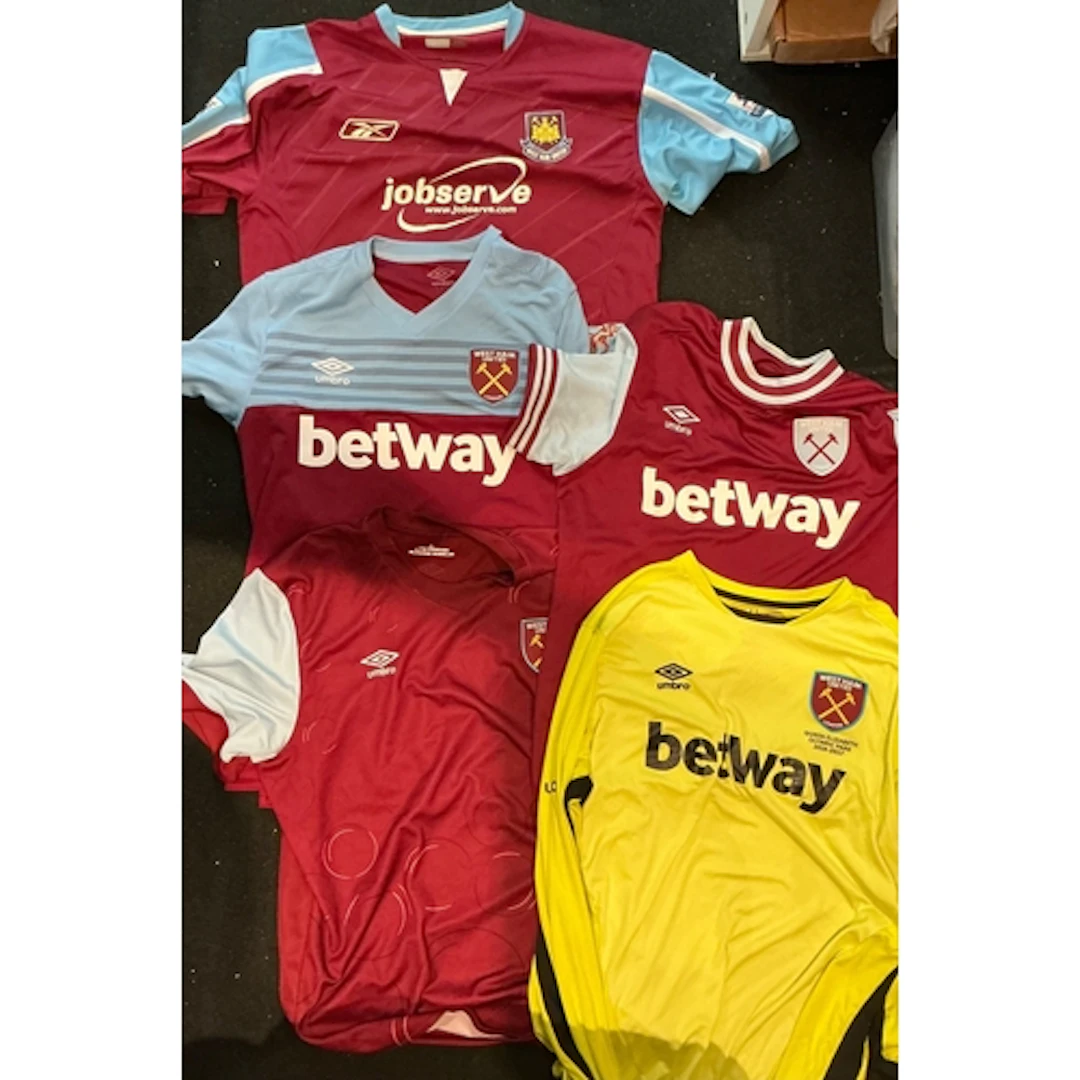 West Ham Replica Football Shirts: Including 2005 - 2006 Zamo...