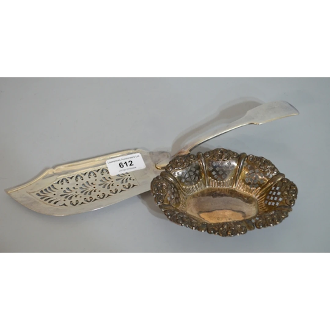 George III silver Fiddle pattern fish slice, together with a...
