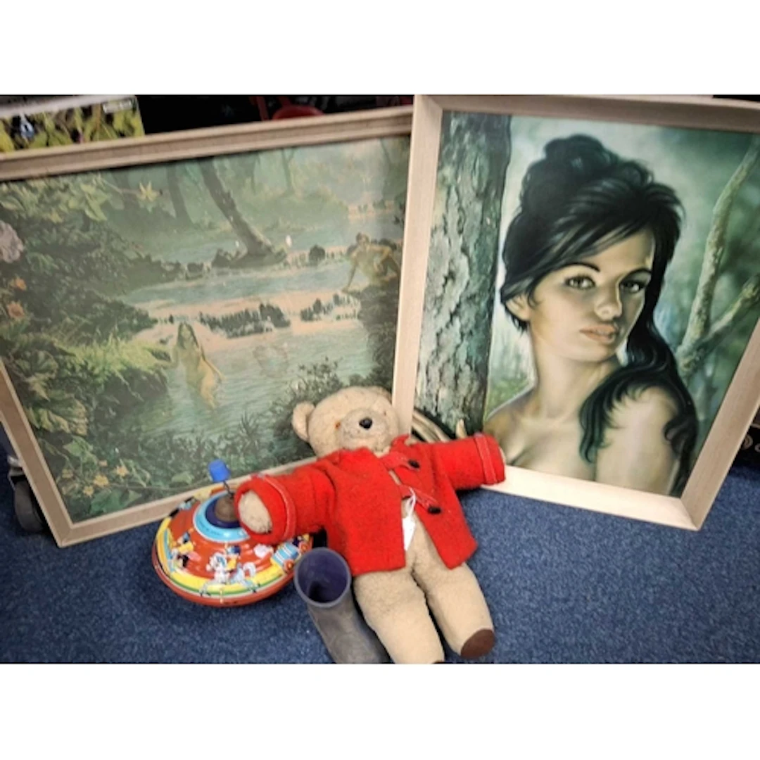 A SMALL GROUP OF VINTAGE HOUSEHOLD ITEMS to include a vintag...