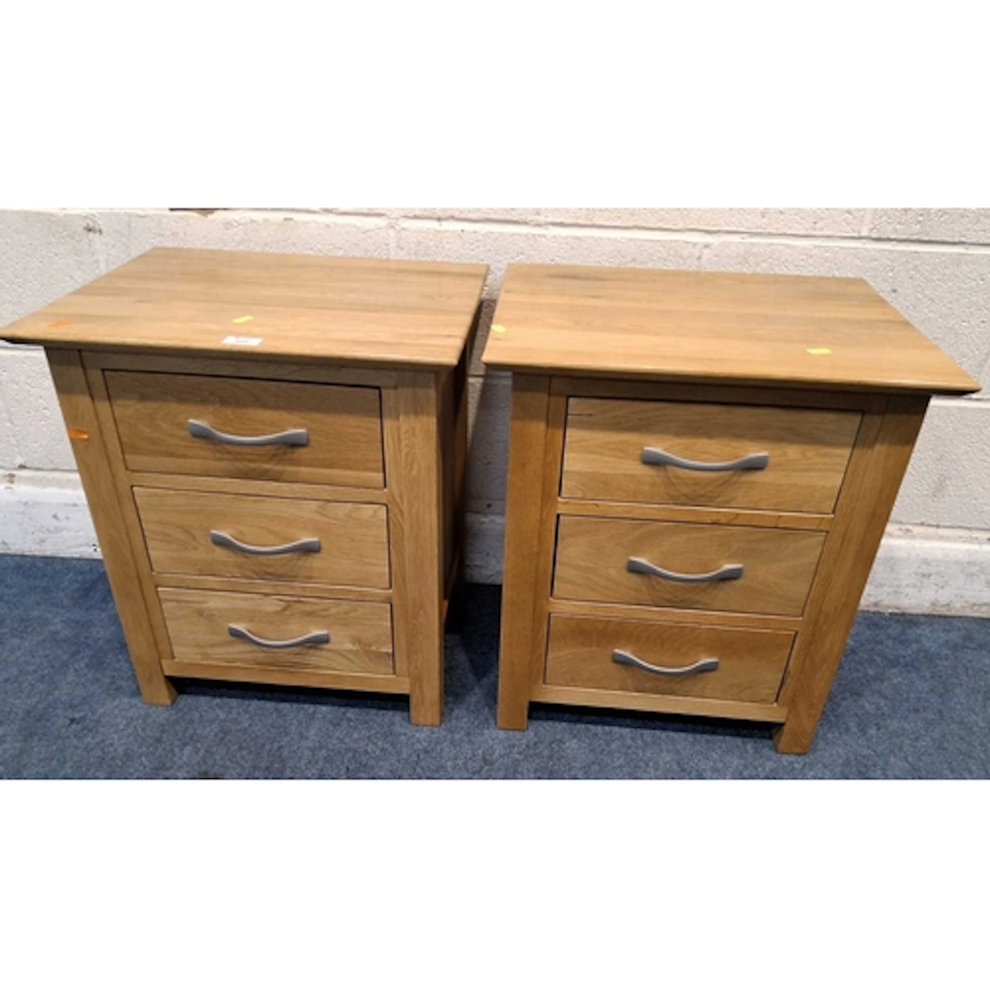 A PAIR OF MODERN LIGHT OAK THREE-DRAWER BEDSIDE CHESTS (wid...