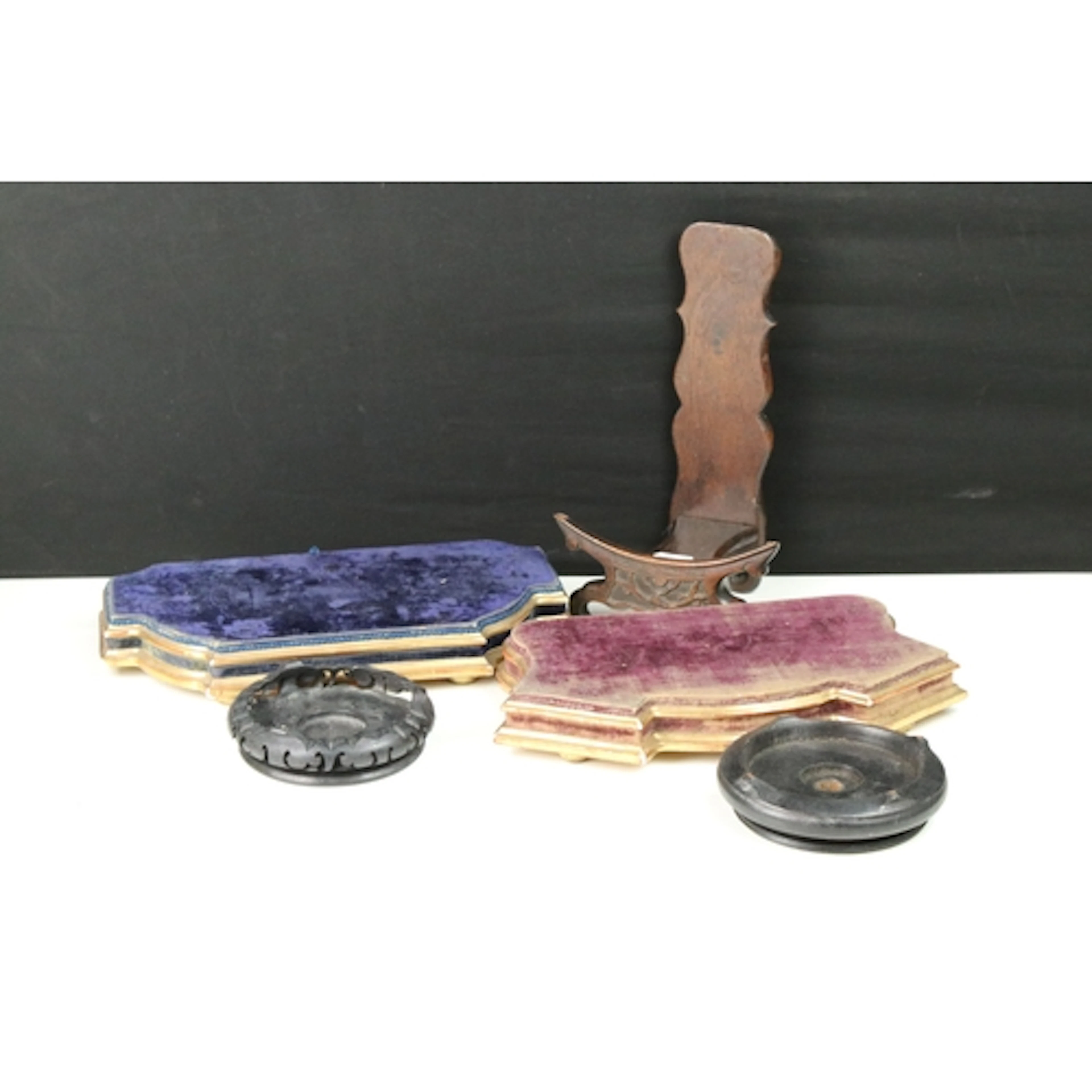 Small quantity of display stands and bases to include Chines...