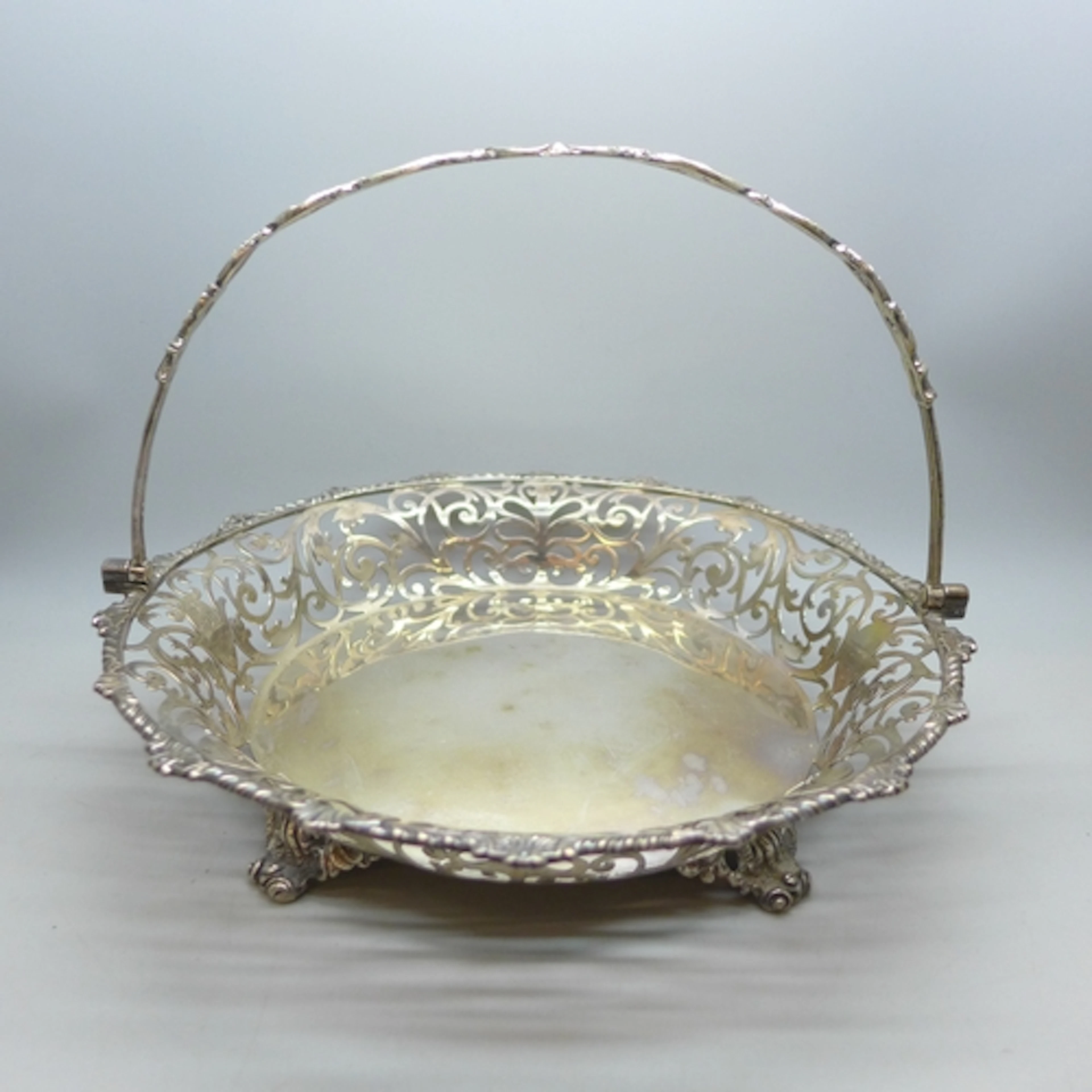 An Edwardian pierced silver basket, London, 1905, 426g, 23cm