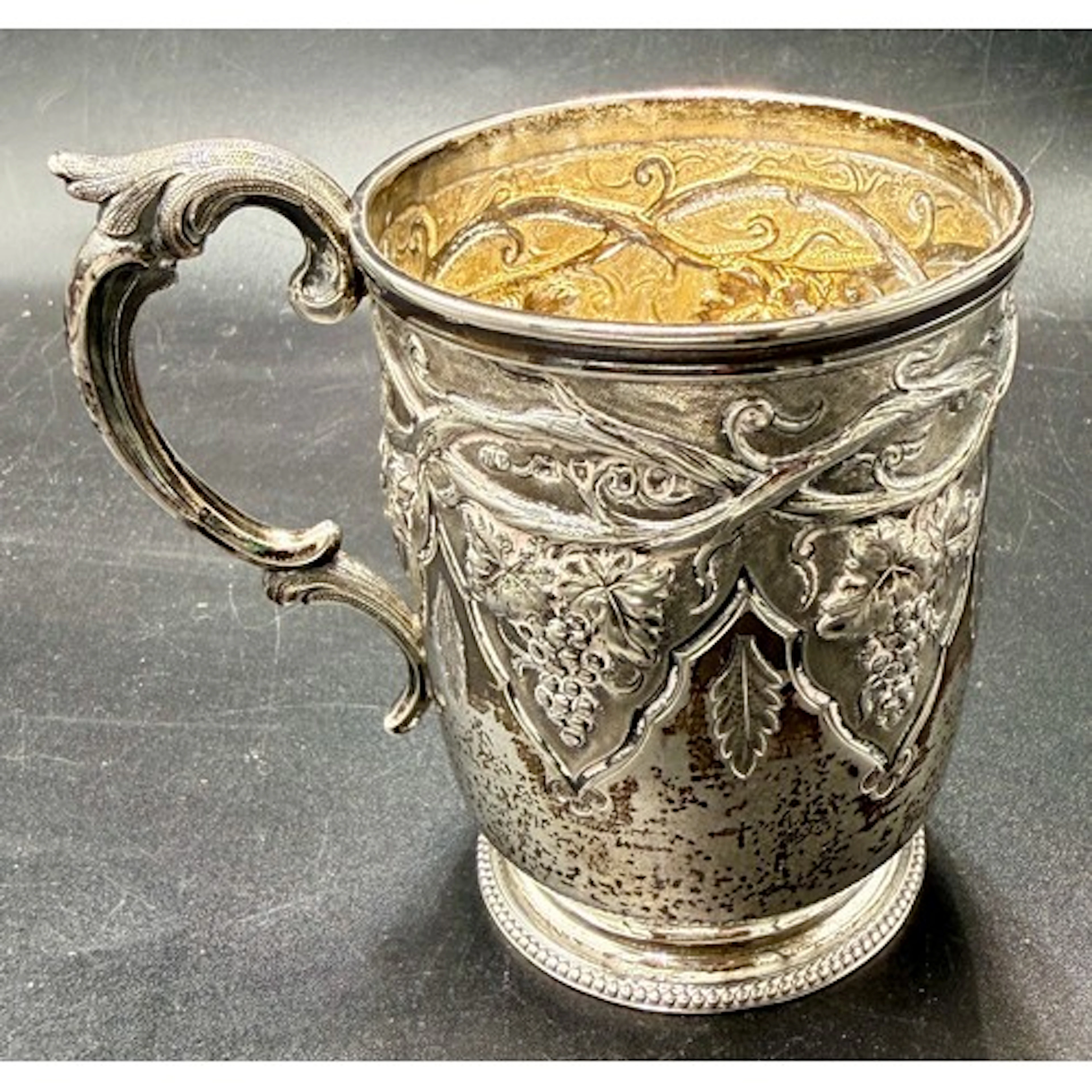 Victorian silver tankard with grapevine decoration. London 1...