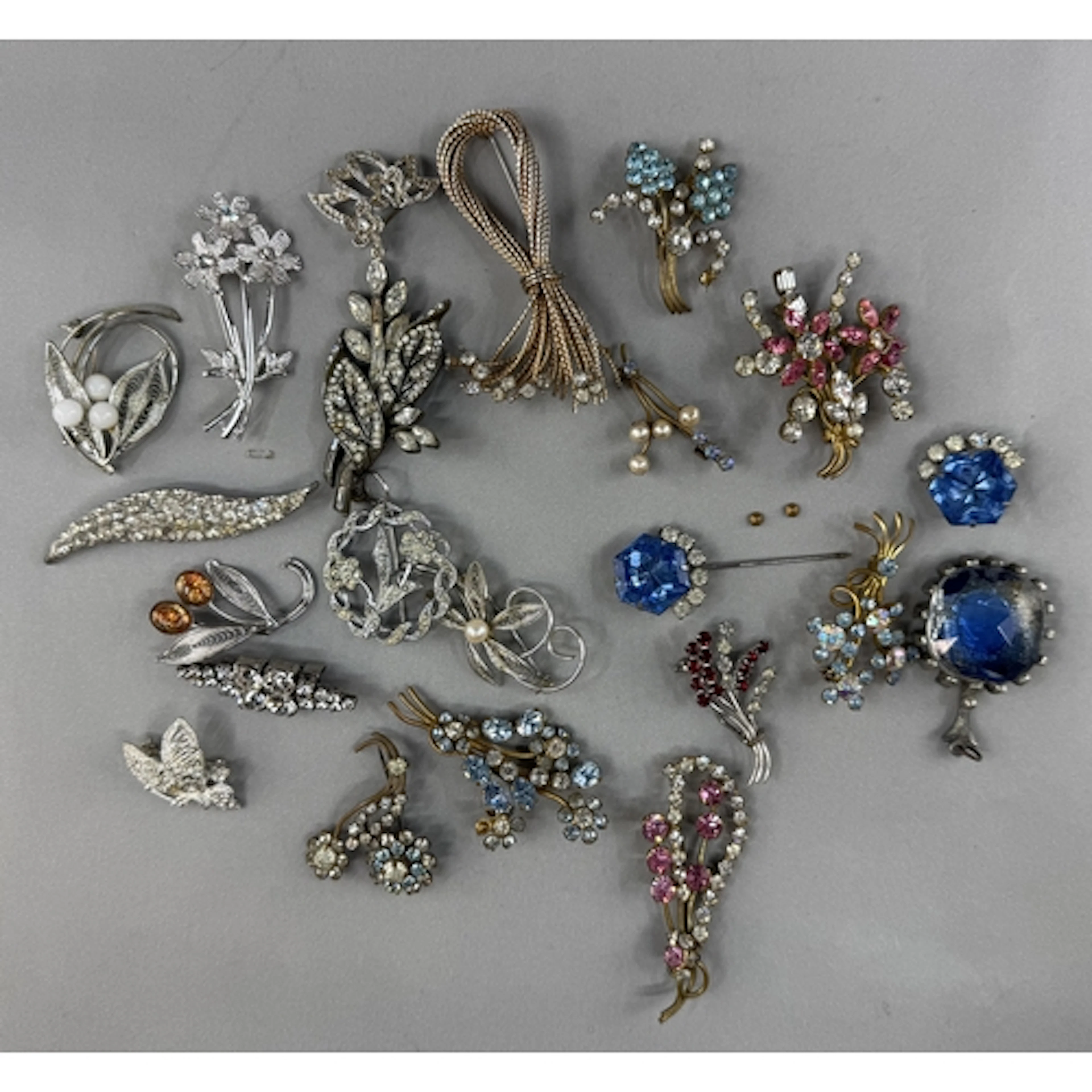 Costume Jewellery: A collection of 20th-century costume jewe...