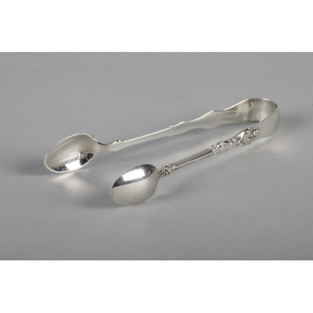 Silver sugar tongs, gross weight 18g.
