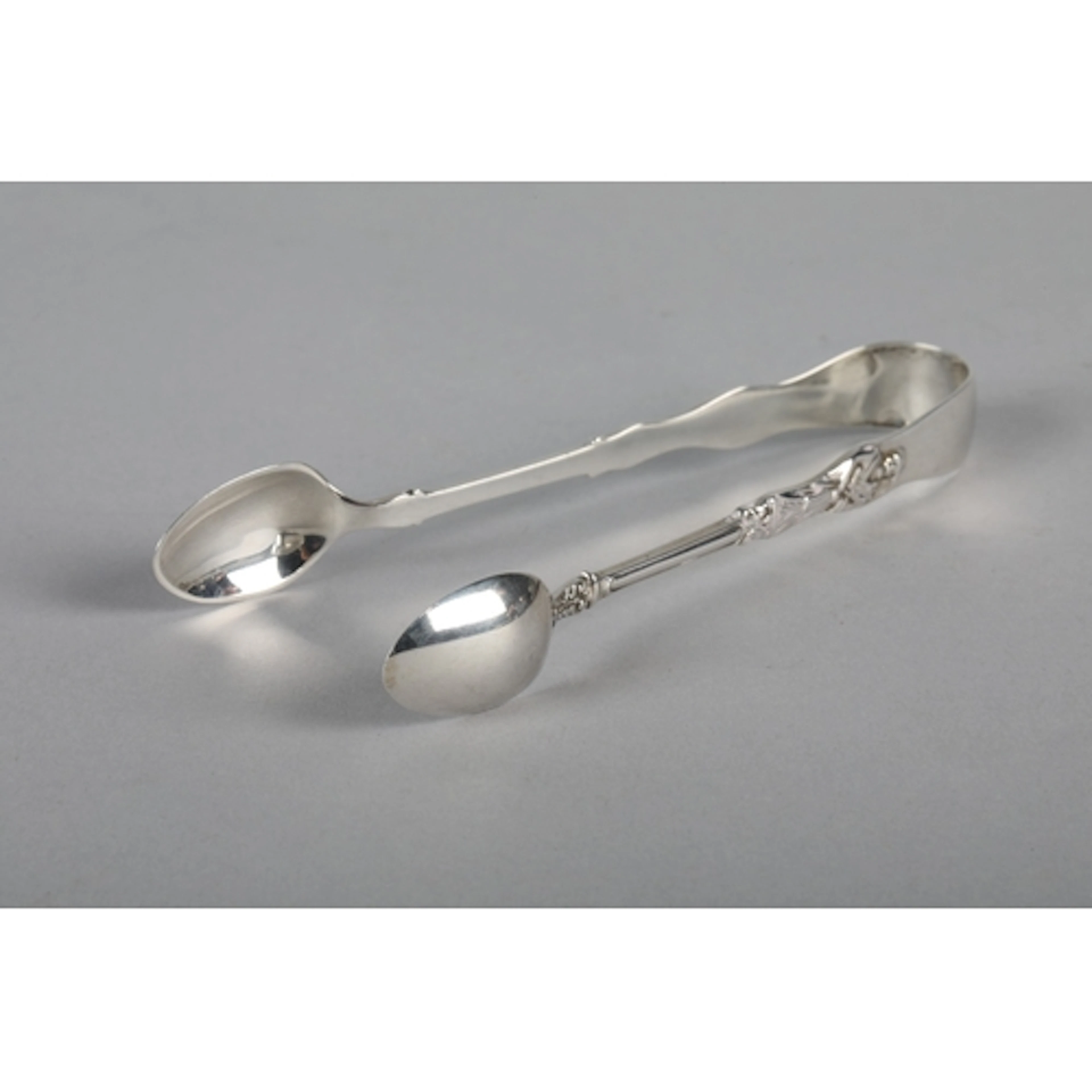 Silver sugar tongs, gross weight 18g.