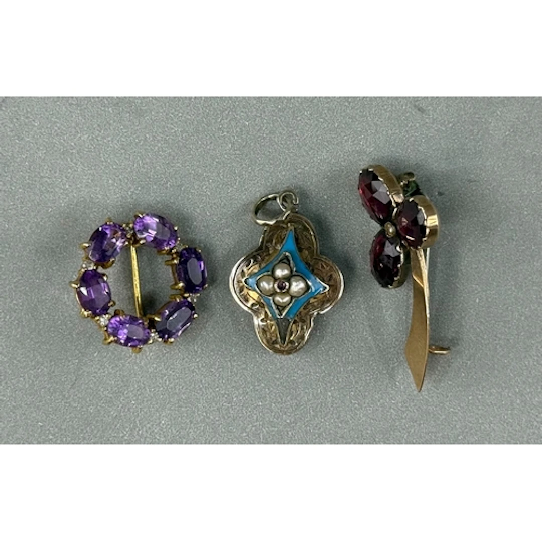 Jewellery: Yellow metal pendant, blue enamelled set with see...