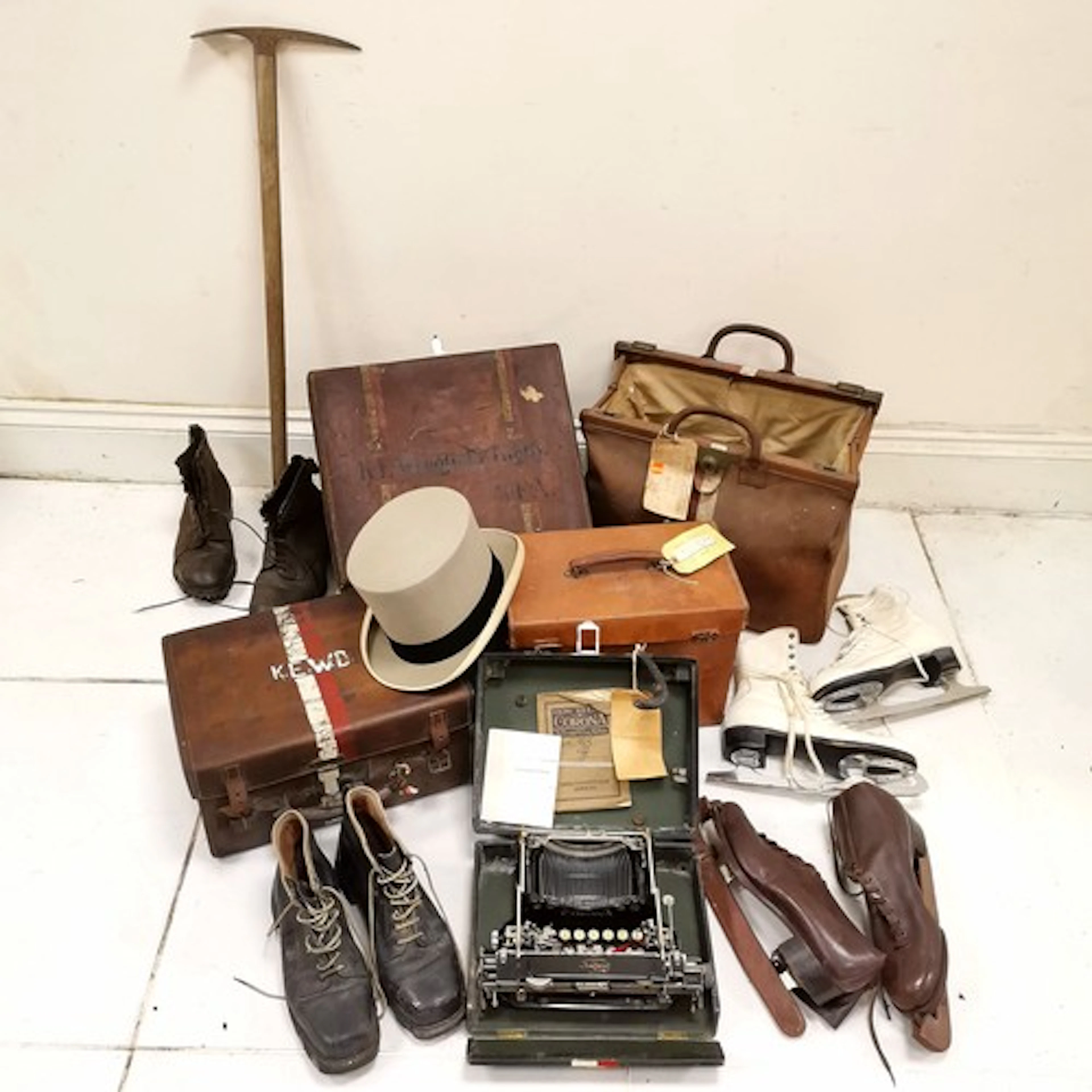 Major K E Wingfield-Digby 3 x tan leather luggage inc gladst...