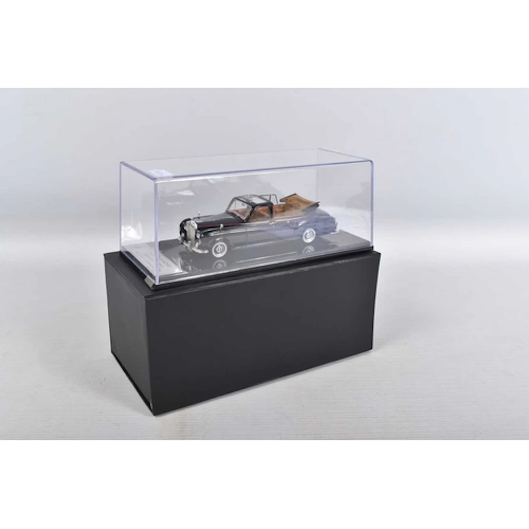 A CASED 1/43 SCALE ROLLS-ROYCE 1966 PHANTOM V MULLINER LANDA...